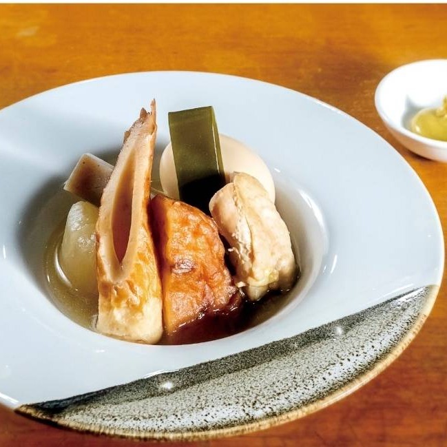 🍂 秋の訪れを感じる季節、おでんはいかがですか？当店では、だいこん、たまご、こんにゃく、ちくわなど、定番の具材が勢ぞろいしております✨ それぞれの具材が持つ旨味を引き出すため、私たちこだわりのだしでじっくり煮込んでおります😊

📸 今日のおすすめは、心温まるおでんの盛り合わせ。だしの香りが広がる逸品で、口に入れた瞬間に幸せが溢れます💫 寒くなるこれからの季節にぴったりな一皿を、ぜひお店で味わってみてください😊

皆様のお越しを心よりお待ちしております。穏やかなお時間を、私たちのおでんとともにお楽しみください🍢🌟

#和食
#おでん
#日本料理
#季節の味
#だいこん