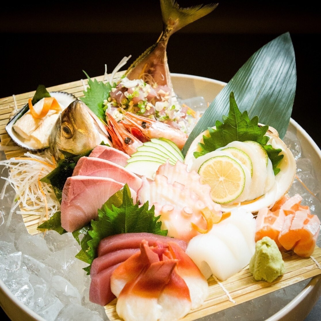 🌊 海から届いた新鮮な恵みを、職人の技で丁寧に仕上げた刺身盛り合わせ。🐟 一切れごとに光る艶やかさは、まるで宝石箱を開けた瞬間のような輝きを放ちます。✨ 箸を進めるたびに広がる旨みと食感の違いが、食べる人を飽きさせません。🥢 季節の彩りを添えた盛り付けは、目にも美しく心を和ませてくれます。🌸 日本酒との相性も抜群で、至福のひとときを演出します。🍶 和の心を大切にしながら、現代の感性も取り入れた一皿は、伝統と革新の調和そのもの。🎌 大切な人と分かち合えば、さらに特別な時間へと変わります。💖 思わず写真に収めたくなる美しさは、SNS映えも間違いなし。📸 色とりどりの鮮魚が織りなすハーモニーに、心も踊ります。🌈 贅沢な時間を過ごしたい夜にぴったりの一皿。🍴 今日のひとときを、より華やかに彩る存在です。🌟 まさに「海の宝石箱」と呼ぶにふさわしい盛り合わせ

#刺身盛り合わせ #鮮度抜群 #JapaneseFood #Sashimi #海の宝石箱 #グルメ #寿司好き #和食 #美食 #Foodie #BangkokJapaneseRestaurant
