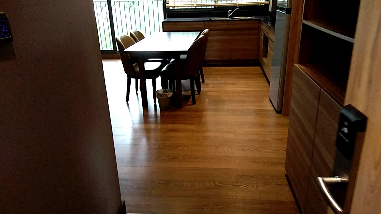 スクンビット61にある素晴らしいサービスアパート「Loft＠61」で新しく空室のお知らせです✨。この80㎡の2ベッドルームは、小さなお子様連れのご家庭に理想的なスペースを提供します🏡。家賃は月々75,000バーツで、広々とした環境で快適な生活をサポートします。

周辺環境も充実しており、近くには幼稚園があり、お子様の送り迎えも便利です👶。交通の便も良好で、スクンビットの入り口まではアパートの24時間専用車をご利用いただけます🚗。駅までは少し距離がありますが、エカマイ駅へはそこから徒歩でアクセス可能です。

さらに、通りにはマックスバリューもあり、日常のお買い物にも便利🛒。ペットも飼育可能なので、愛犬との散歩に最適な環境です🐾。この機会にぜひご検討ください！お問い合わせをお待ちしております💼。

There is new availability at the wonderful serviced apartment "Loft@61" located on Sukhumvit 61✨. This 80㎡ two-bedroom unit offers an ideal space for families with small children🏡. The rent is 75,000 Baht per month, supporting a comfortable life in a spacious environment.

The surrounding area is also well-equipped, with a kindergarten nearby, making drop-offs and pick-ups for children convenient👶. Transportation is excellent, and a private car exclusively for the apartment is available 24 hours a day to take you to the entrance of Sukhumvit🚗. Although the station is a bit of a distance away, you can access Ekamai Station on foot from there.

Additionally, there is a MaxValu on the street, making daily shopping convenient🛒. Pets are also allowed, making it an ideal environment for walking your beloved dog🐾. Please take this opportunity into consideration! We look forward to your inquiries💼.

#バンコク物件
#便利な生活
#ペットフレンドリー
#紅樹株式会社