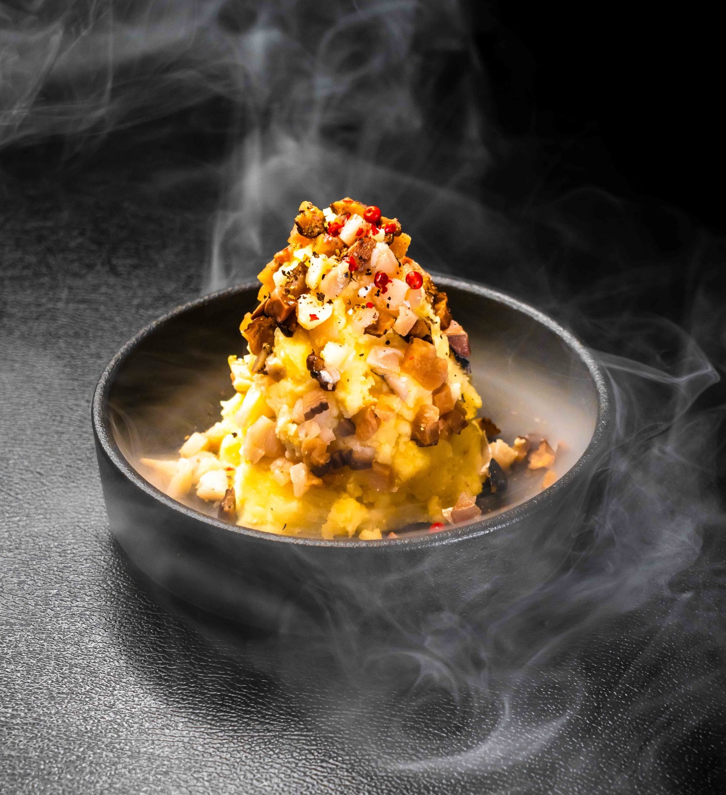 人気メニュー
煙のごちそう
「スモークポテサラ」

いわゆる普通のポテトサラダが一手間かけて
唯一無二なポテサラになる瞬間！！

スモークした“〆さば”“いぶりがっこ”
ピンクペッパーと自家製スモークオイルも追加
さらに提供前に瞬間スモーク機で仕上げ…
見た目も香りもいいですが何より美味しい😋

ピリッとお試しくださいね！！

📣
皆さんLINE@は登録してもらえました！？
今月使えるクーポン更新しました！！
是非是非ご利用&ご来店お願いします🤲

#トンロールンバ #トンロー #スープパスタ #🇹🇭