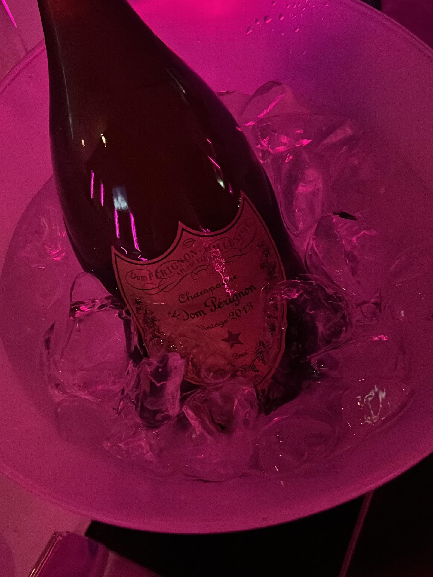 「ねえねえみんな〜💕
今日も夜9時からお店オープンだよん✨
お店は火曜〜日曜やってるよ🫶
月曜はお休み！
うちはカラオケもダーツもビリヤードも全部揃ってるから、
飲んで歌って遊んで…もう止まらないよ〜🎤🎯🎱
スタッフと一緒に最高に楽しい夜にしよ？
絶対来てね〜待ってるっ💖
#BAR #カラオケバー #ダーツ #ビリヤード #夜遊び 今夜空いてる

“Hey guys 💕
We open at 9 PM tonight! ✨
Tuesday to Sunday nights only~ Monday is our rest day ♡
We’ve got karaoke, darts, AND billiards all in one place~
Drink, sing, play, have fun… you won’t wanna leave! 🎤🎯🎱
Come hang out with us and make it the best night ever? 😘
Waiting for you〜💖
BAR KaraokeBar Darts Billiards NightOut ComePlay”