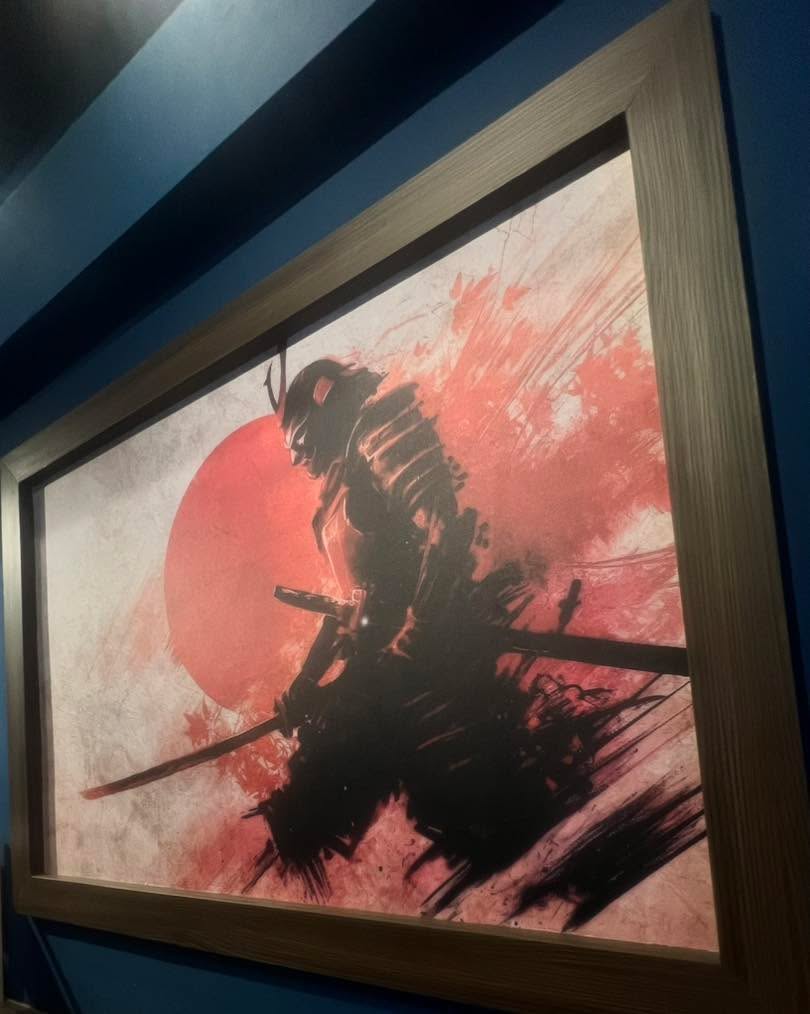 1. วัฒนธรรมช่างฝีมือ (Shokunin Spirit) = วิถีซามูไร
ซามูไรยึดถือ บูชิโด (Bushido) เรื่องวินัย ความซื่อสัตย์ และการฝึกฝนไม่รู้จบ
เชฟราเมงญี่ปุ่นหลายคนก็มีแนวคิดเดียวกัน:
ต้มซุปวันแล้ววันเล่า ปรับสูตรทีละนิด เหมือนซามูไรลับดาบทุกวัน

2. ดาบกับมีดครัว = เครื่องมือของนักรบ
ซามูไรมี “คาตานะ” เป็นหัวใจ
เชฟมี “มีด” เป็นหัวใจ
ทั้งสองอย่างต้องคม ต้องดูแล ต้องเคารพเครื่องมือ เพราะมันคือสิ่งที่สะท้อนฝีมือและจิตวิญญาณของผู้ใช้

3. สมรภูมิ vs หน้าเคาน์เตอร์ราเมง
ซามูไรขึ้นสู่สนามรบด้วยสมาธิ
เชฟขึ้นหน้าเตาด้วยสมาธิ
ทุกชามคือ “ศึก” เล็ก ๆ ที่ต้องชนะด้วยรสชาติ ความแม่นยำ และความสม่ำเสมอ

4. ความเรียบง่ายแต่ลึกซึ้งแบบญี่ปุ่น
ซามูไร: ชีวิตเรียบง่าย แต่ยึดแก่น
ราเมง: หน้าตาดูเรียบง่าย แต่เบื้องหลังซับซ้อนมาก 

1. 職人気質（Shokunin Spirit）＝ 武士道の精神
武士は、武士道に基づき、規律・誠実さ・終わりなき鍛錬を重んじます。
多くのラーメン職人も、同じ精神を持っています。
毎日スープを炊き、少しずつ味を磨き上げる。
それは、武士が日々刀を研ぐのと同じことです。

⸻

2. 刀と包丁 ＝ 武器であり、魂
武士にとっての魂は「刀」。
料理人にとっての魂は「包丁」。
どちらも常に鋭く保ち、手入れし、敬意を払うもの。
それは使い手の技と精神を映し出すからです。

⸻

3. 戦場 vs ラーメンカウンター
武士は、集中して戦場に立つ。
職人は、集中して厨房に立つ。
一杯一杯が小さな「勝負」。
味、正確さ、そして安定した品質で勝たなければならない。

⸻

4. シンプルだが、奥深い日本の美学
武士の生き方は、シンプルだが本質を重んじる。
ラーメンも見た目はシンプルだが、
その裏には、スープ、麺、タレ、香味油が織りなす深い世界がある。 
#tonglor #ramenbkk #bangkokramen #ramenmentomi