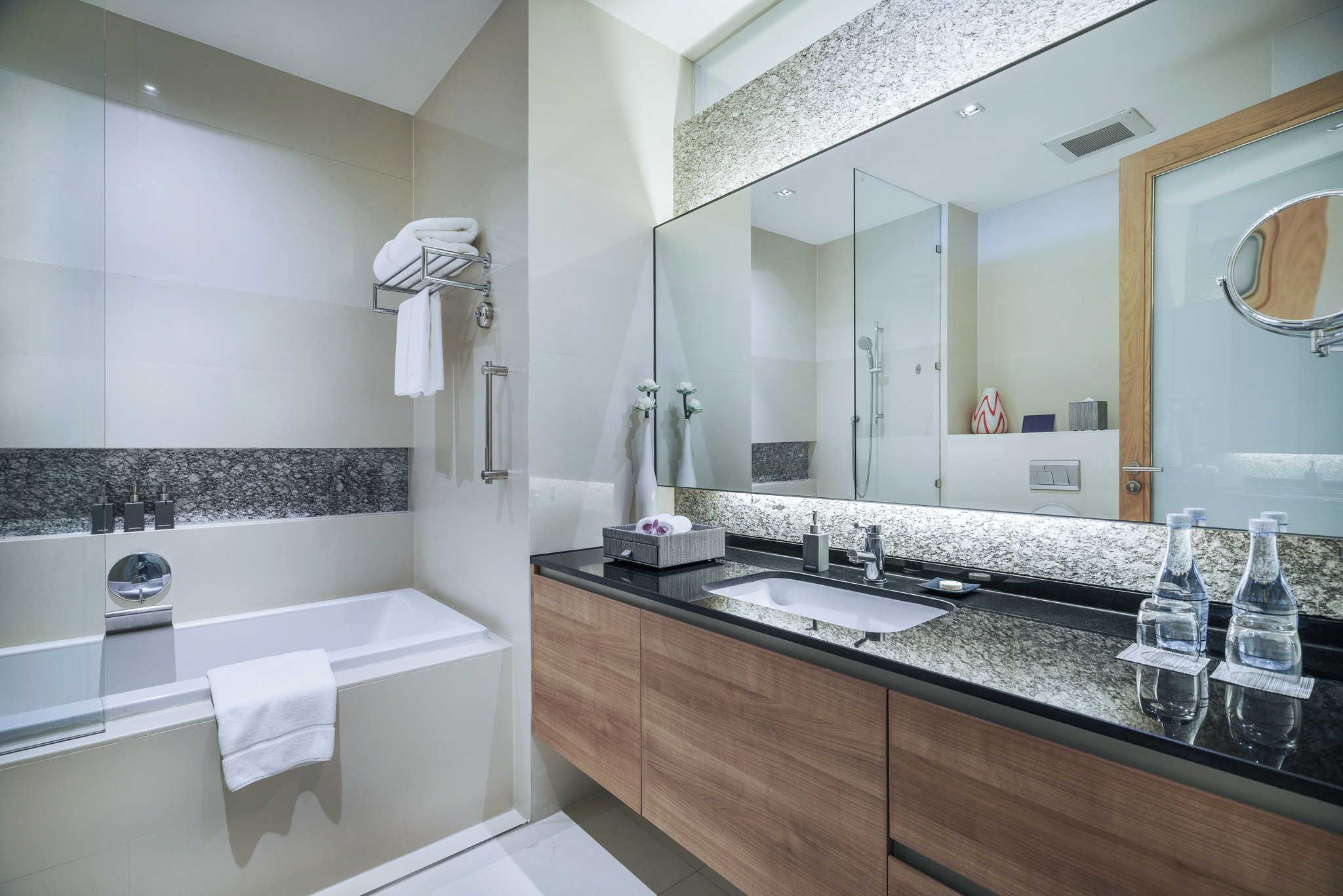 バンコクを拠点に理想の住まい探しのお手伝いをしています！🌟もしトレンディで快適な生活をお望みなら、トンローに位置する素晴らしいサービスアパート「Muu Bangkok」がイチオシです。エイトトンローの上にある物件で、飲食店からマッサージ店まで豊富な施設が揃う魅力的なエリアです。🏡

現在、特別プロモーション中です。1ベッドルームのお部屋は広々52㎡から、月75,000バーツから。2ベッドルームは103㎡からの余裕の広さで、月100,000バーツからご案内しております。✨お部屋にはすべての必要な設備が整っており、お引越しは鞄ひとつでOK！🛍️さらに、24時間営業のスーパーが地下にあるため、ショッピングにも便利です🛒

こんな素晴らしい機会をお見逃しなく！お問い合わせはお気軽にどうぞ📞✨
 #紅樹株式会社 #便利な立地 #バンコク生活 #トンロー #サービスアパートメント #オシャレエリア