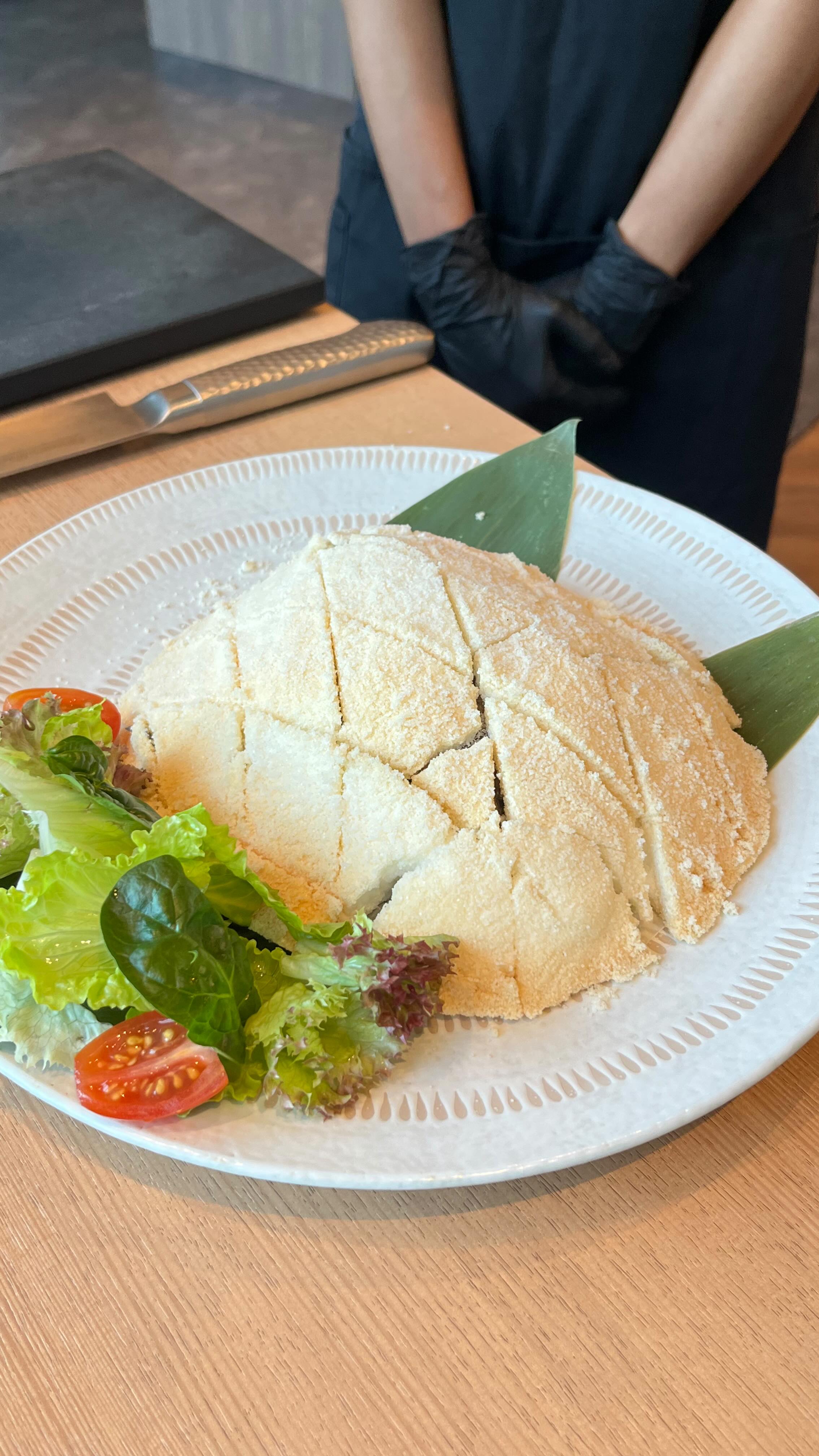ASMR AKAUSHI HOBA YAKI SALT CRUST ROAST 🤍

The gentle crack of salt reveals perfectly roasted Akaushi beef.

Every sound reflects precision,
Slow, intentional, and deeply satisfying 

📍 KOUBAI BKK, 5th Floor, Dusit Central Park

🕰️ Weekdays
Lunch: 11:30–15:00 (L.O. 14:00)
Dinner: 17:30–22:00 (L.O. 21:00)
🕰️ Weekends
Lunch: 11:00–16:00 (L.O. 15:00)
Dinner: 17:30–22:00 (L.O. 21:00)

#KOUBAI #KOUBAIBKK