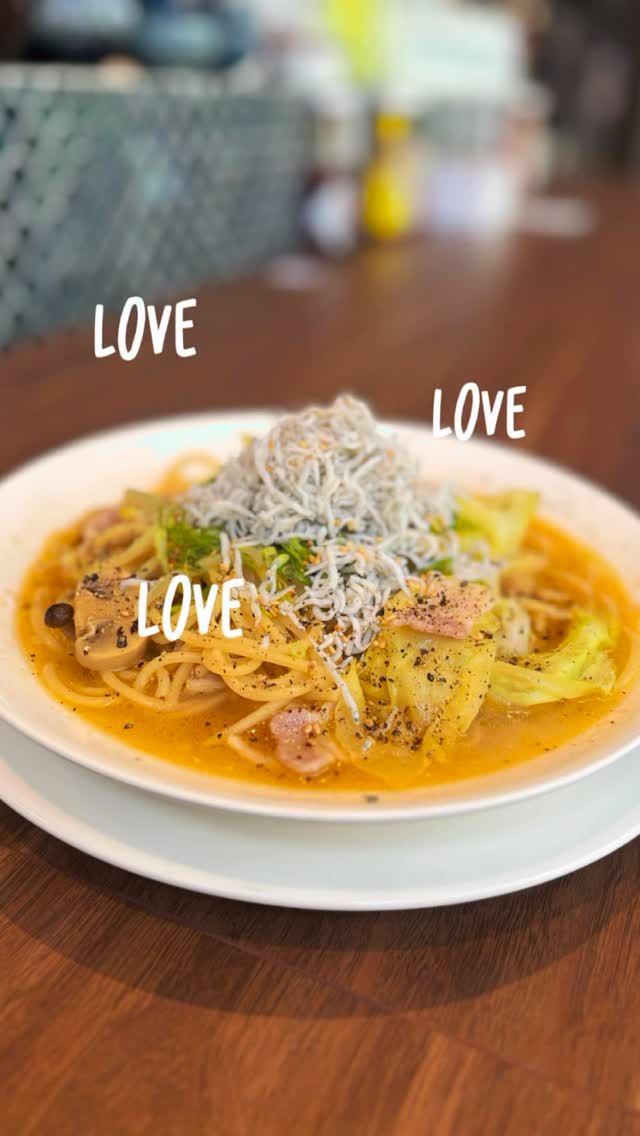 🍲
新作試作
「しらすとキャベツの塩オイルスープパスタ」

お客様リクエストでテストで作ってみました！！
そしてほぼほぼ完成なまら美味い😋
次のメニュー候補決定です🐟

グランドメニューもオペレーション慣れてきました！
今後夜限定でオススメメニューを強化していきます！！

・生麺のパスタ
・ピザやアヒージョ色々
・店主オススメフルーツドリンク

などなど ピリッとお楽しみに♪( ´θ｀)ノ

#トンロールンバ #トンロー #スープパスタ #🇹🇭