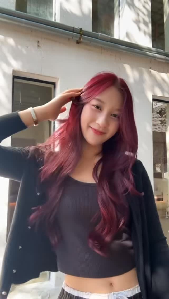 Mahogany red hair🍇
เป็นสีผมที่ทำแล้วขับผิวมากๆ หน้าขาวออร่าสุดๆ และที่สำคัญสีนี้ไส่ต้องฟอกค่ะ🫰🏻

Contact us 
Tel : 02-000-3001
Line : @skk6845h
📍sukhumvit 49/11 (Phromphong)
🕛Business hours : 9am-9pm

🚗How to get to Bell otonagami salon
- BTS Phromphong exit 3 walk in soi 39 and then take a motorcycle or taxi to the salon

#Bellotonagamisalon #salonbkk #Hairsalon #japanesehairsalon #ร้านทำผมกรุงเทพ