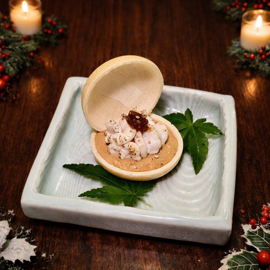 濃厚なあん肝と、とろける白子。
最中に包んだ、冬限定の贅沢な一品。

一口で広がる、海の旨み。
日本酒との相性も格別です。

Ankimo and shirako monaka.
A rich, seasonal delicacy of winter.
Perfect pairing with sake.

ご予約・お問い合わせはプロフィールの公式LINEまたはお電話で。
For reservations or inquiries, kindly contact us via our Official LINE in our profile or by phone.

#あん肝 #白子 #冬の味覚 #JapaneseCuisine #SeasonalDish BangkokJapanese Shakarich Thonglor Surawong FineDining