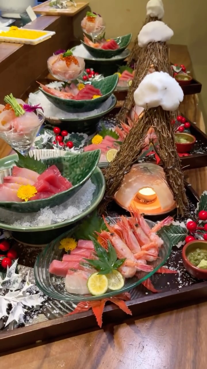 ซาชิมิ “ยูกิมิโมริ”
แรงบันดาลใจจากทิวทัศน์หิมะของญี่ปุ่น
คัดสรรปลาตามฤดูกาล จัดจานอย่างประณีตให้สวยงามและอร่อยยิ่งขึ้น
ลิ้มรสเสน่ห์ของฤดูหนาวในหนึ่งจานพิเศษ

สำหรับการจองหรือสอบถามเพิ่มเติม
ติดต่อได้ทาง LINE Official ในโปรไฟล์ หรือโทรศัพท์ของร้านค่ะ

——————
日本の雪景色をイメージした、
冬だけの特別な刺身「雪見盛り」。
旬の魚をより美しく、より美味しく。
季節の趣を感じる一皿をぜひ。

ご予約・お問い合わせは
プロフィールの公式LINE またはお電話まで。

——————
“Yukimi-Mori” sashimi,
inspired by Japan’s serene snowy landscapes.
Seasonal fish presented with elegance and purity,
bringing you the refined taste of winter in one beautiful plate.

For reservations or inquiries,
please contact us via our Official LINE in the profile or by phone.

#雪見盛り #Sashimi #ซาชิมิ #JapaneseCuisine #冬の味覚 YukimiMori BangkokJapanese FineDining Shakarich ThonglorSurawong