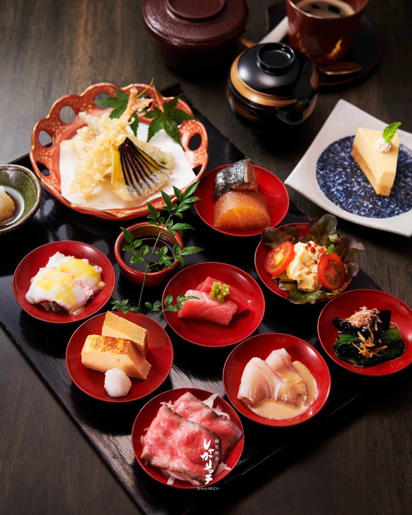 彩り豊かな小鉢を少しずつ楽しめる、
人気の「迷い箸膳（桜）」。

丁寧に仕立てた多彩な料理を
目でも舌でも味わう贅沢なランチセットです。

ゆったりとした個室空間で、
優雅なひとときを。

毎日 11:00–17:00（L.O.16:00）

Mayoi-Bashi Zen “Sakura”.
A beautifully arranged lunch set featuring a variety of delicately prepared dishes.

Enjoy a refined selection of flavors
in an elegant and relaxing setting.

Served daily 11:00–17:00.

ご予約・お問い合わせはプロフィールの公式LINEまたはお電話で。
For reservations or inquiries, kindly contact us via our Official LINE in our profile or by phone.