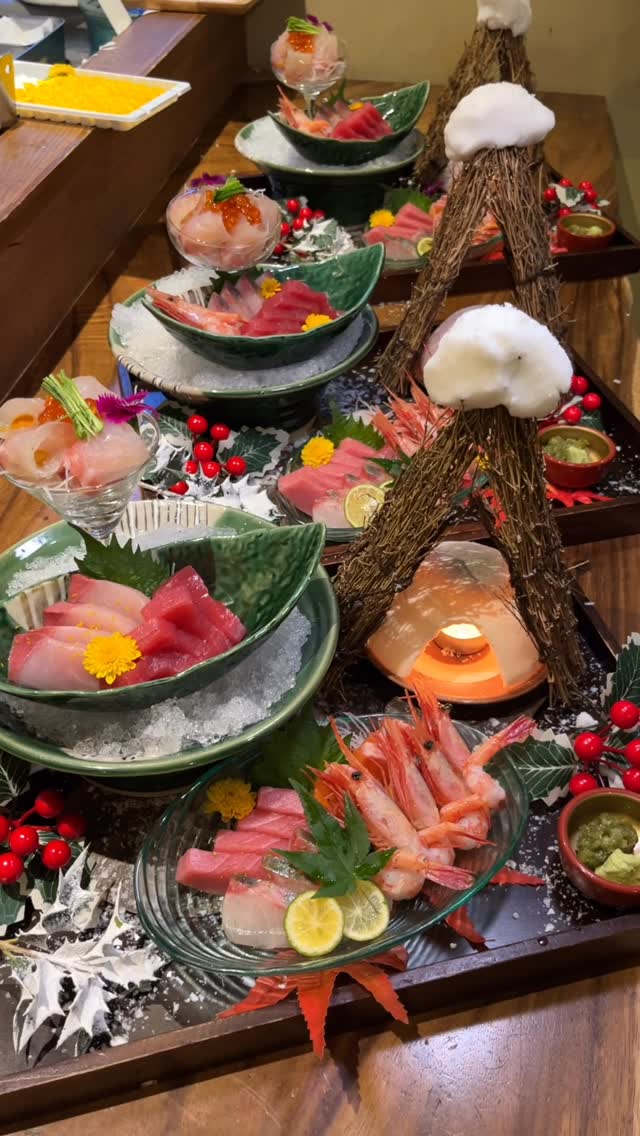 ซาชิมิ “ยูกิมิโมริ”
แรงบันดาลใจจากทิวทัศน์หิมะของญี่ปุ่น
คัดสรรปลาตามฤดูกาล จัดจานอย่างประณีตให้สวยงามและอร่อยยิ่งขึ้น
ลิ้มรสเสน่ห์ของฤดูหนาวในหนึ่งจานพิเศษ

สำหรับการจองหรือสอบถามเพิ่มเติม
ติดต่อได้ทาง LINE Official ในโปรไฟล์ หรือโทรศัพท์ของร้านค่ะ

——————
日本の雪景色をイメージした、
冬だけの特別な刺身「雪見盛り」。
旬の魚をより美しく、より美味しく。
季節の趣を感じる一皿をぜひ。

ご予約・お問い合わせは
プロフィールの公式LINE またはお電話まで。

——————
“Yukimi-Mori” sashimi,
inspired by Japan’s serene snowy landscapes.
Seasonal fish presented with elegance and purity,
bringing you the refined taste of winter in one beautiful plate.

For reservations or inquiries,
please contact us via our Official LINE in the profile or by phone.

#雪見盛り #Sashimi #ซาชิมิ #JapaneseCuisine #冬の味覚 YukimiMori BangkokJapanese FineDining Shakarich ThonglorSurawong