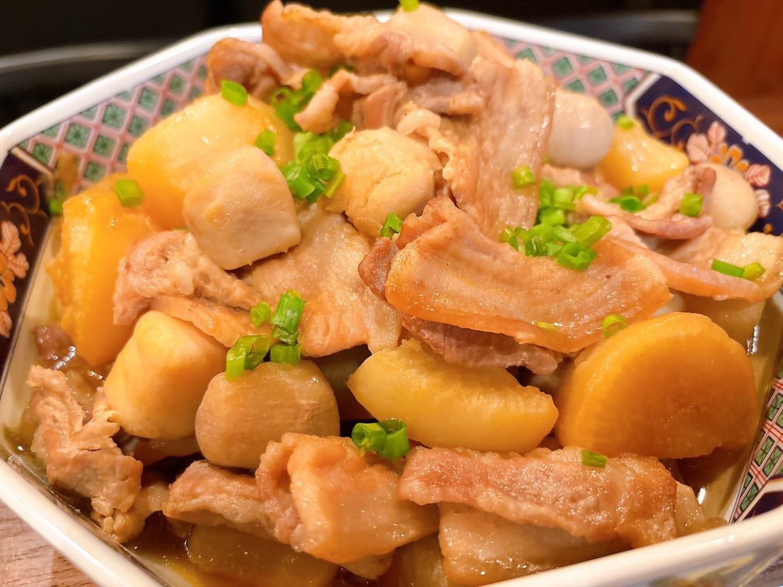 カウンター席、テーブル席空いております
皆様のご来店お待ちしております♪

おひとりさま大歓迎！
カウンター席大人気

おばんざい、鉄板焼きメニュー
二階テーブル席、三階個室完備
一階カウンター席でもオーダー可能です

黒兵衛では
各種ご宴会のご予約承ります♪
コース1,000バーツ〜
飲み放題 300バーツor 400バーツ

二階テーブル席
三階9名様までの小宴会用個室ございます。

よろしくお願いします♪

1月もHappy hour 開催中です
17:00〜19:30

キリンビール大瓶　120B
ウィスキーハイボール　80B

Happy hour in January❗️
17:00〜19:30
Kirin Beer Big Bottle 120B
Whisky Hi-ball 80B

#バンコク創作料理居酒屋 #バンコク日本料理店 #バンコク小料理屋 #バンコクおひとりさま #バンコク1人飲み プラカノン バンコク日本人女性スタッフ常駐 バンコクおかみさん バンコクお好み焼き屋 バンコク鉄板焼き  バンコクおばんざい  japanesefood bangkok phrakhanong japaneserestaurant reopen happyhour obanzai bangkokokonomiyaki bangkokteppanyaki