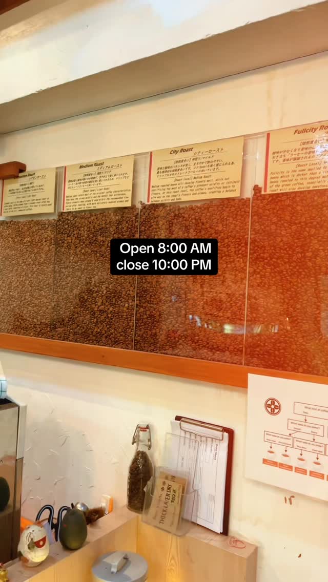 ฮากาตะ คอฟฟี่ (Hakata Coffee Bangkok)
เป็นคาเฟ่สไตล์ญี่ปุ่นที่ซ่อนตัวอยู่ในย่านสุขุมวิท
ให้บรรยากาศอบอุ่นเหมือนนั่งอยู่ในคาเฟ่ที่ประเทศญี่ปุ่นจริงๆ ร้านนี้โดดเด่นด้วยกาแฟคั่วเองและเมนูอาหารสไตล์โฮมเมดที่หลาก
หลาย
บรรยากาศและสไตล์ร้าน
• สไตล์ญี่ปุ่นแท้: ร้านตกแต่งด้วยโทนไม้ ให้ความรู้สึกเงียบสงบและเป็นส่วนตัว เหมาะ
สำหรับการมานั่งทำงานหรือพักผ่อน
• ทำเลที่ตั้ง: ตั้งอยู่ใน ซอยสุขุมวิท 35 ใกล้กับ
UFM Fuji Super และสามารถเดินจาก BTS
พร้อมพงษ์ ได้
• พื้นที่: มีทั้งโซนที่นั่งด้านในและด้านนอก (Outdoor) รวมถึงบริการ Free Wi-Fi @