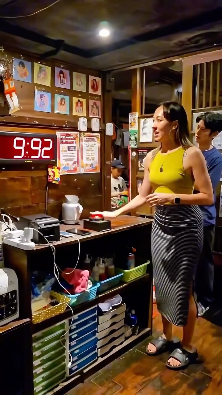 STOP at 10 seconds ⏱️
🍺 Drink size changes by your time
🎯 10.00 = 3L Beer Tower
❌ Miss = Japanese snacks 🎁
Only 100฿ — everyone wins.

#10SecondsChallenge #ThonglorYokocho #BangkokNightlife #GameNight