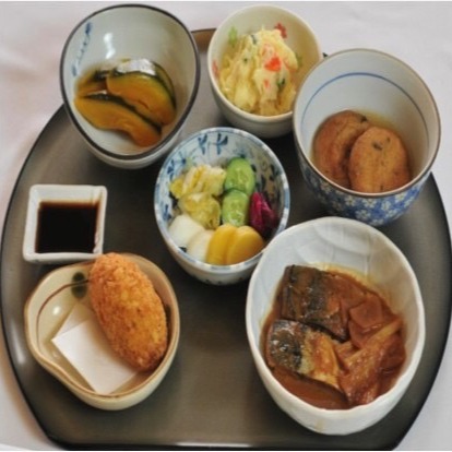 สัมผัสสี่ฤดูของญี่ปุ่นในจานเดียว✨ ขอแนะนำเซ็ตอาหารญี่ปุ่น 6 ชนิด ที่จะให้คุณได้ลิ้มรสแก่นแท้ของวะโชกุ」จานนี้จะให้คุณได้เพลิดเพลินกับวัตถุดิบสดใหม่ในฤดูกาลทีละนิดๆ ราวกับกล่องสมบัติที่อัดแน่นไปด้วยความงามของญี่ปุ่น การจัดวางอาหารที่ประณีตและสีสันสดใสยังช่วยเติมเต็มช่วงเวลาพิเศษของทุกคนให้ยิ่งงดงามขึ้นไปอีก💖

วัตถุดิบแต่ละอย่างต่างก็มีรสชาติที่โดดเด่นเฉพาะตัว เพิ่มพูนรสสัมผัสด้วยฝีมืออันละเอียดอ่อนของเชฟ ผู้แนะนำเป็นพิเศษคือซาชิมิที่ใช้ปลาทะเลสดในฤดูกาล, อาหารตุ๋นที่ใช้ผักตามฤดูกาลอย่างเต็มที่ และข้าวอบปรุงรสหอม ๆ ทุกจานรับรองได้ว่าถ้าลิ้มลองแล้ว จะต้องตกหลุมรักในรสชาติอย่างแน่นอน✨

ขอเชิญทุกท่านแวะมาเยี่ยมชมที่ร้าน และสัมผัสช่วงเวลาพิเศษนี้ที่หาทานที่อื่นไม่ได้ ขอขอบคุณและเฝ้ารอการมาเยือนของทุกท่านจากใจค่ะ😊

Experience the four seasons of Japan on a single plate✨ Introducing a set of six kinds of Japanese dishes, allowing you to savor the true essence of "washoku." This dish lets you enjoy a little bit of fresh seasonal ingredients as if you were opening a treasure box filled with the beauty of Japan. The exquisite arrangement and vivid colors of the food further enhance everyone’s special moments, making them even more wonderful💖

Each ingredient has its own distinctive and unique flavor, enhanced by the chef's delicate craftsmanship. Highly recommended are the sashimi made with fresh seasonal fish, simmered dishes that use plenty of seasonal vegetables, and fragrant seasoned rice. Every dish is guaranteed to be so delicious that once you try it, you’ll surely fall in love with the taste✨

We invite everyone to visit our restaurant and experience this special moment that cannot be found anywhere else. Thank you very much, and we look forward to welcoming you from the bottom of our hearts😊

- #อาหารญี่ปุ่น
- #วัตถุดิบตามฤดูกาล
- #อาหารญี่ปุ่นดั้งเดิม
- #อร่อย
- #สี่ฤดูกาล