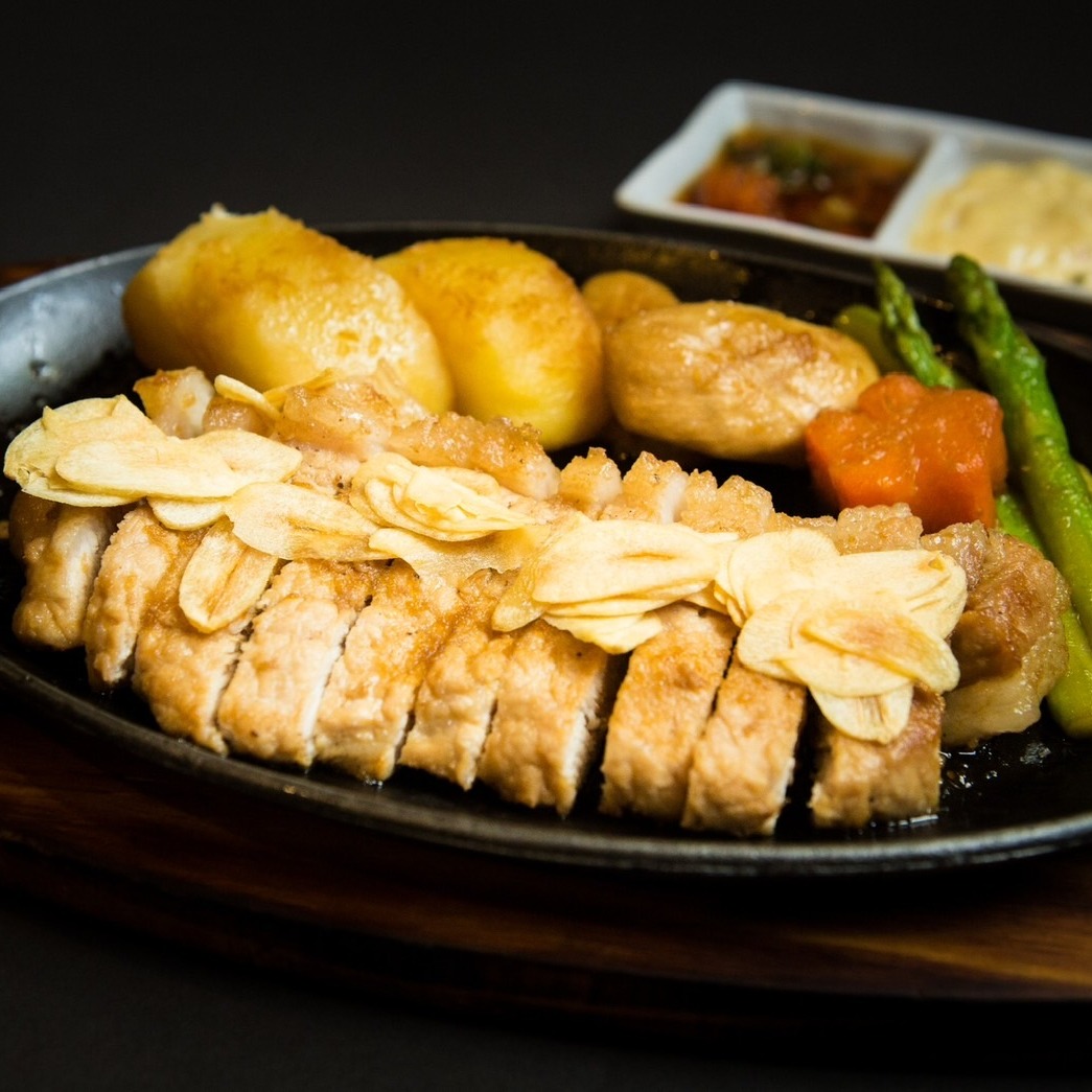 🍖 ジューシーな豚ステーキ
🧄 香ばしいガーリックチップ
🥔🥕 彩り野菜でバランス満点
#豚ステーキ #ガーリックチップ #彩り野菜 #鉄板グルメ