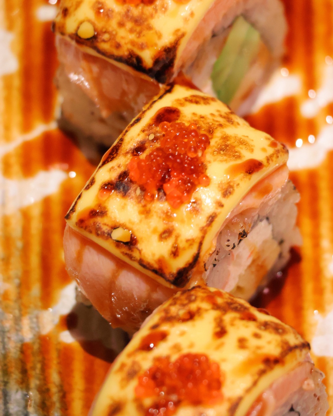 Our Salmon Cheese Roll features premium salmon topped with flame-seared melted cheese, perfectly balancing rich creaminess and natural sweetness for a refined sushi experience. 🧀🍣

แซลมอนชีสโรล คัดแซลมอนสดคุณภาพ วางชีสแผ่นแล้วเบิร์นจนหอมละลาย ผสานความมันของชีสกับความหวานของแซลมอนอย่างลงตัว เรียบหรู แต่รสชาติชัดทุกคำ

#SalmonCheeseRoll #PremiumSushi #FlameSeared #LuxuryTaste #SushiLovers