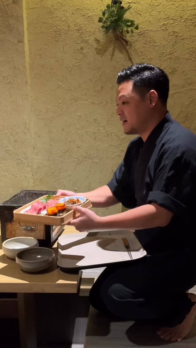 炭火炙り和牛すき焼き🔥
A4ランク以上の黒毛和牛を、
炭火で香ばしく炙ってからすき焼き仕立てに。
濃厚な旨みがとろりと広がる、
冬だけの贅沢な一皿です。

Charcoal-Grilled Wagyu Sukiyaki
Premium A4 Wagyu lightly grilled over charcoal,
then finished in a rich sukiyaki style.
A luxurious winter dish with deep umami and aroma.

สุกี้ยากี้วากิวย่างถ่าน
วากิวระดับ A4 ย่างด้วยถ่านให้หอมกลมกล่อม
แล้วทำเป็นสุกี้ยากี้รสเข้มข้น
เมนูพิเศษสำหรับฤดูหนาวที่หรูหราและอร่อยลงตัว

ご予約はプロフィールのリンクより承ります。
Reservation via link in profile.
สำรองที่นั่งได้ที่ลิงก์ในโปรไฟล์

#Shakarich #BangkokFood #JapaneseDining
#和牛 #Wagyu 炭火焼き 冬のおすすめ
Surawong バンコク和食