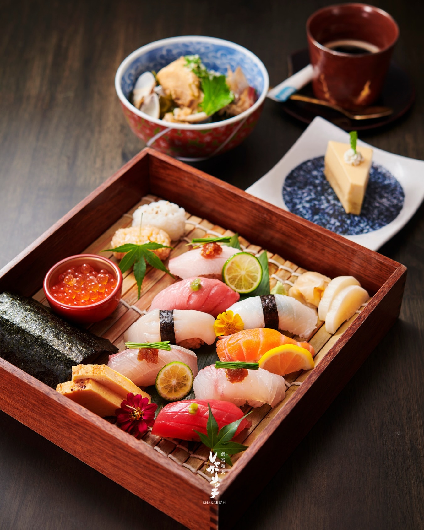 職人が一貫ずつ丁寧に握る、
おまかせ寿司とあら汁のランチセット。

素材の旨みを引き出した寿司と、
出汁の効いたあら汁。

上質な和のランチを、ゆったりと。

Omakase Sushi Lunch Set
served with flavorful fish-head miso soup.

Carefully crafted sushi highlighting premium ingredients,
paired with a comforting bowl of rich broth.

A refined Japanese lunch experience.

ご予約・お問い合わせはプロフィールの公式LINEまたはお電話で。
For reservations or inquiries, kindly contact us via our Official LINE in our profile or by phone.