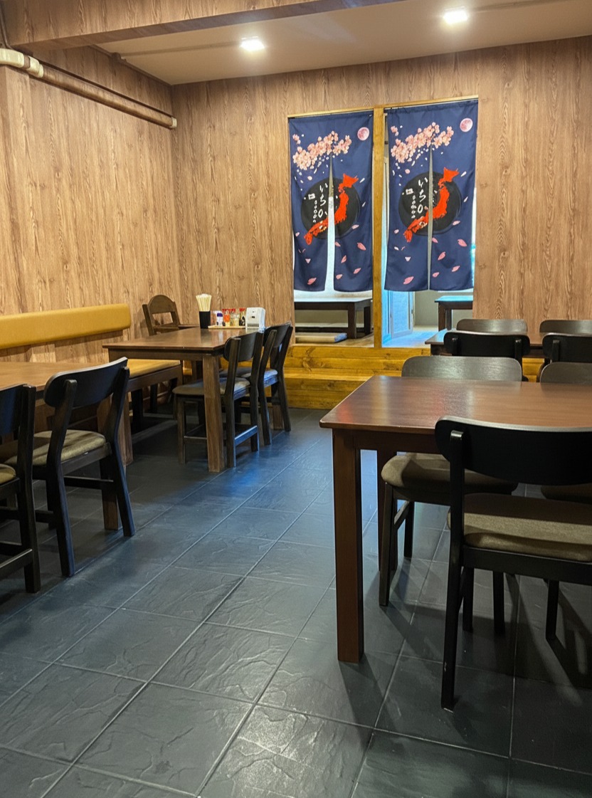 トンローで宴会なら「いちから」にお任せください！

1階のカウンター席だけではありません。
2階には広々としたテーブル席と、プライベートを守れる個室を完備しています！

4名様からOKの飲み放題プラン（399B〜）

ゆっくり話せる個室あり

のっけ寿司や手作り餃子など、シェアできるメニューも豊富 🥟

打ち上げや懇親会、友人との集まりにぜひご利用ください！

#トンロー
#いちから
#宴会
#飲み放題
#のっけ寿司

ถ้าคุณกำลังมองหาสถานที่จัดงานเลี้ยวในทองหล่อ "อิชิคาระ" ขอฝากตัวเป็นตัวเลือกของคุณ!

ที่นั่งเคาน์เตอร์บนชั้น 1 ไม่ใช่ทั้งหมดที่เรามี
ชั้น 2 ของเรามีที่นั่งโต๊ะกว้างขวางและห้องส่วนตัวที่คุ้มครองความเป็นส่วนตัวของคุณอย่างครบครัน!

แพ็คเกจเครื่องดื่มไม่อั้น เริ่มตั้งแต่ 4 ท่านขึ้นไป (399B〜)

มีห้องส่วนตัวเหมาะสำหรับพูดคุยอย่างสบายใจ

เมนูสำหรับแบ่งปันก็มีครบครัน ไม่ว่าจะเป็นโนกเกะซูชิหรือเกี๊ยวซ่าโฮมเมด 🥟

ใช้บริการสำหรับงานเลี้ยงขอบคุณ งานสังสรรค์ หรือรวมตัวกับเพื่อนๆ ได้เลย!

#ทองหล่อ
#อิชิคาระ
#งานเลี้ยง
#เครื่องดื่มไม่อั้น
#โนกเกะซูชิ

For banquets in Thonglor, leave it to "Ichikara"!

It's not just the counter seats on the first floor.
On the second floor, we have spacious table seating and private rooms to ensure your privacy!

All-you-can-drink plans available from 4 people (399B〜)

Private rooms where you can talk at your leisure

A wealth of shareable menu items such as Nokke Sushi and handmade gyoza 🥟

Please use us for after-parties, social gatherings, and get-togethers with friends!

#Thonglor
#Ichikara
#Banquet
#AllYouCanDrink
#NokkeSushi

如果要在通罗举办宴会，请放心交给“一から”！

不仅有一楼的吧台座位。
二楼还配备了宽敞的餐桌座位和保护隐私的包间！

4人以上即可的畅饮套餐（399B起）

设有可以慢慢交谈的包间

有可以一起分享的料理菜单，如盖寿司和手工饺子等，品类丰富 🥟

请务必用于庆功宴、联谊会、与朋友聚会等场合！

#通罗
#一から
#宴会
#畅饮
#盖寿司

통로에서 연회를 하신다면 「이치카라」에 맡겨주세요!

1층의 카운터석뿐만이 아닙니다.
2층에는 넓은 테이블석과 프라이버시를 지킬 수 있는 개인룸도 완비되어 있습니다!

4명부터 OK인 무제한 음료 플랜(399B~)

천천히 이야기할 수 있는 개인룸 있음

노께스시나 수제 교자 등, 함께 나눌 수 있는 메뉴도 풍부 🥟

회식이나 친목회, 친구들과의 모임에 꼭 이용해보세요!

#통로
#이치카라
#연회
#무제한음료
#노께스시