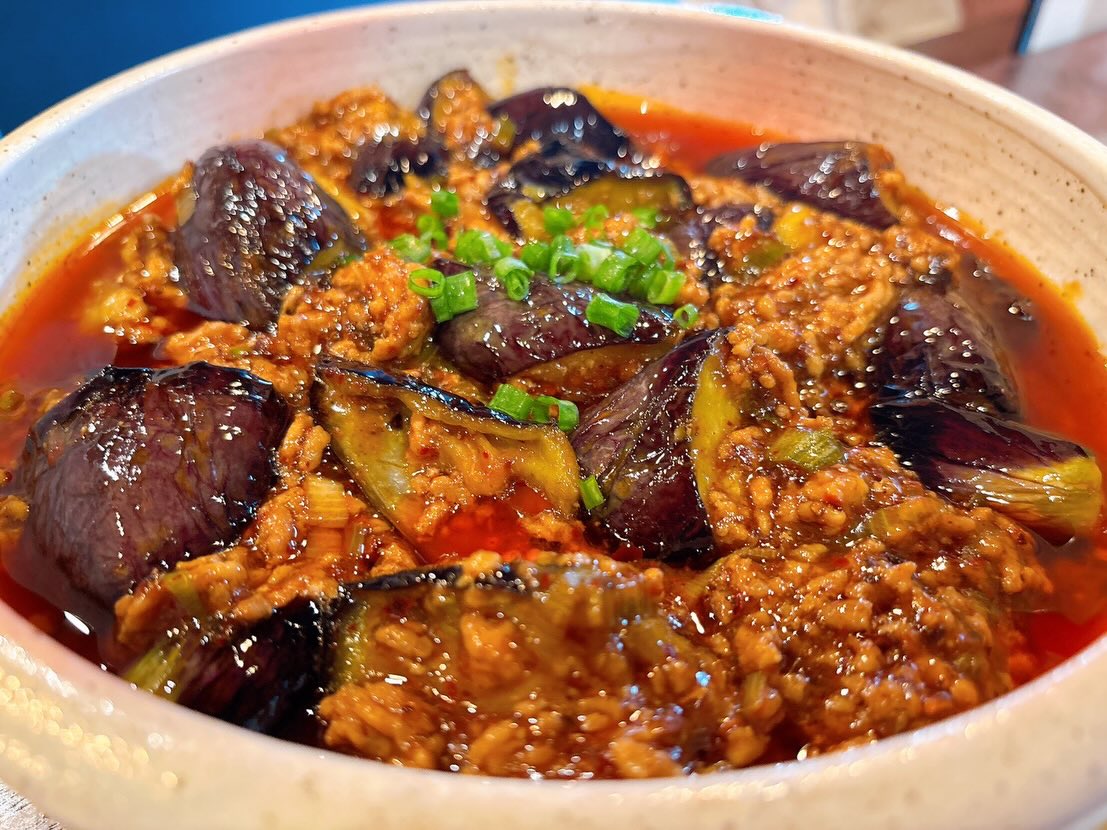 今週もよろしくお願いします🙇

明日、明後日は三周年記念イベント開催します！
皆様のご来店お待ちしております♪

おひとりさま大歓迎！
カウンター席大人気

おばんざい、鉄板焼きメニュー
二階テーブル席、三階個室完備
一階カウンター席でもオーダー可能です

黒兵衛では
各種ご宴会のご予約承ります♪
コース1,000バーツ〜
飲み放題 300バーツor 400バーツ

二階テーブル席
三階9名様までの小宴会用個室ございます。

よろしくお願いします♪

2月もHappy hour 開催中です
17:00〜19:30

キリンビール大瓶　120B
ウィスキーハイボール　80B

Happy hour in  February❗️
17:00〜19:30
Kirin Beer Big Bottle 120B
Whisky Hi-ball 80B

#バンコク創作料理居酒屋 #バンコク日本料理店 #バンコク小料理屋 #バンコクおひとりさま #バンコク1人飲み プラカノン バンコク日本人女性スタッフ常駐 バンコクおかみさん バンコクお好み焼き屋 バンコク鉄板焼き  バンコクおばんざい  japanesefood bangkok phrakhanong japaneserestaurant reopen happyhour obanzai bangkokokonomiyaki bangkokteppanyaki