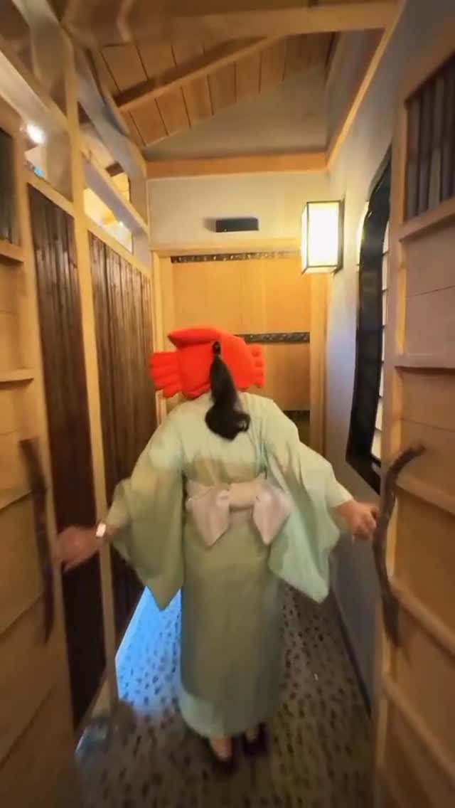 ⁡
秘密の隠し扉をご紹介します🙊
かに天国アソーク支店は全室個室完備で、プライベートな空間でおくつろぎ頂けます。
また、秘密の隠し扉からご入店も可能です。