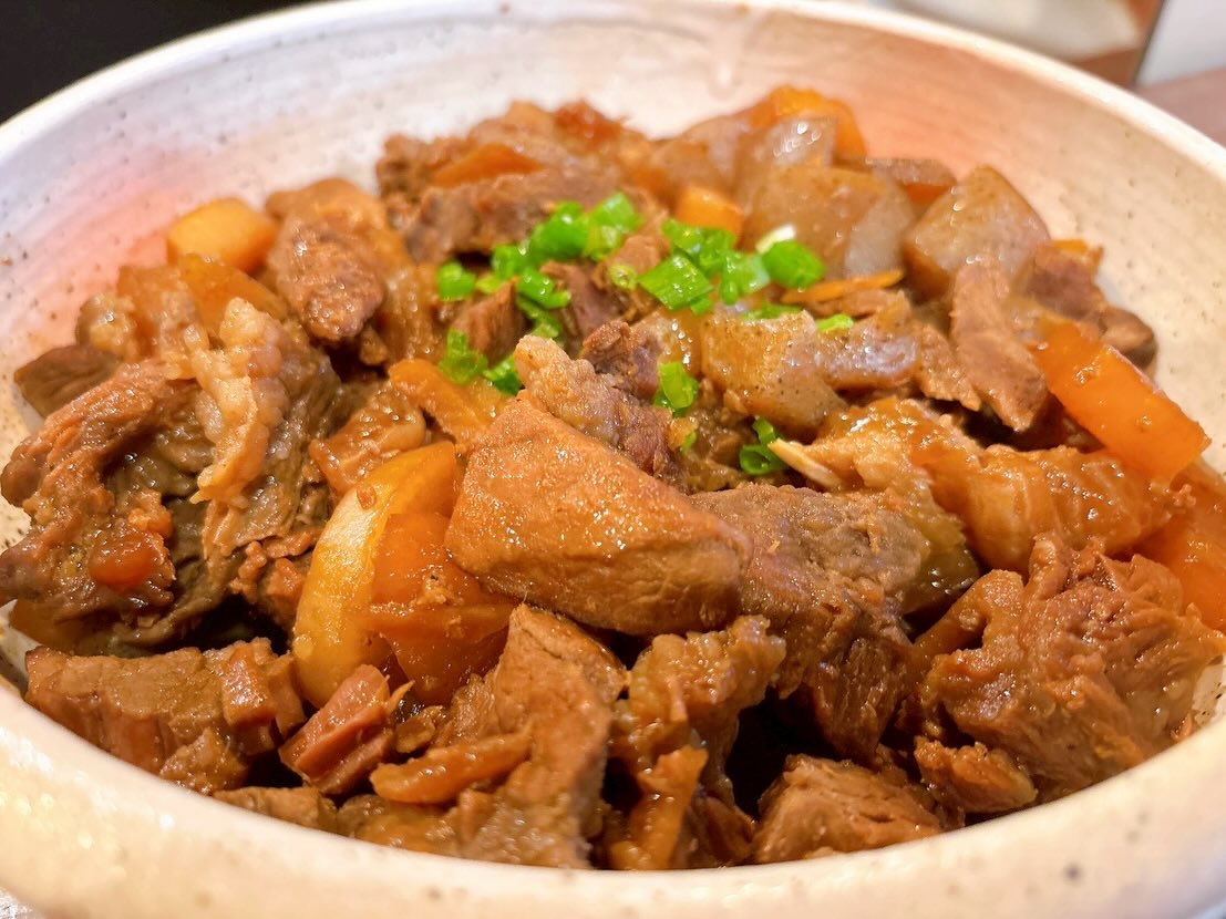 三周年記念イベントに連日沢山のお客様にご来店頂き誠にありがとうございました😊

これからも皆様方から愛される店でいられるよう日々精進して参ります。

おひとりさま大歓迎！
カウンター席大人気

おばんざい、鉄板焼きメニュー
二階テーブル席、三階個室完備
一階カウンター席でもオーダー可能です

黒兵衛では
各種ご宴会のご予約承ります♪
コース1,000バーツ〜
飲み放題 300バーツor 400バーツ

二階テーブル席
三階9名様までの小宴会用個室ございます。

よろしくお願いします♪

2月もHappy hour 開催中です
17:00〜19:30

キリンビール大瓶　120B
ウィスキーハイボール　80B

Happy hour in  February❗️
17:00〜19:30
Kirin Beer Big Bottle 120B
Whisky Hi-ball 80B

#バンコク創作料理居酒屋 #バンコク日本料理店 #バンコク小料理屋 #バンコクおひとりさま #バンコク1人飲み プラカノン バンコク日本人女性スタッフ常駐 バンコクおかみさん バンコクお好み焼き屋 バンコク鉄板焼き  バンコクおばんざい  japanesefood bangkok phrakhanong japaneserestaurant reopen happyhour obanzai bangkokokonomiyaki bangkokteppanyaki