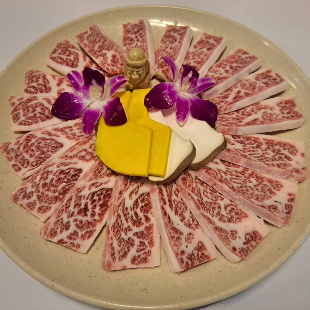 ดื่มด่ำกับการผจญภัยทางอาหารด้วยบาร์บีคิวเกาหลีสุดอร่อยของเรา ที่มีปลาไหล เนื้อวัว และหมูรสชาติเข้มข้น ที่จะทำให้ต่อมรับรสของคุณอยากได้มากขึ้นอีก 😋 เนื้อสัตว์หมักอย่างพิถีพิถันของเราย่างจนสุกพอดี มอบรสสัมผัสที่หวาน เค็ม และกลิ่นควันหอมเย้ายวน ที่จะตราตรึงประสาทสัมผัสของคุณ ไม่ว่าคุณจะชื่นชอบเนื้อวัวฉ่ำๆ หมูนุ่มๆ หรือปลาไหลย่างซอสรสละมุน ทุกจานล้วนปรุงด้วยความรักและสืบสานจากประเพณี นำรสชาติต้นตำรับจากเกาหลีส่งตรงถึงโต๊ะของคุณ

ชวนเพื่อนและครอบครัวของคุณมาสัมผัสประสบการณ์การรับประทานอาหารที่น่าจดจำ ที่ซึ่งเสียงฉ่าของเตาย่างผสานกับรสชาติอันเลิศ ร้านอาหารบรรยากาศอบอุ่นของเราเหมาะสำหรับเสียงหัวเราะ อาหารอร่อย และการสร้างความทรงจำอันยาวนาน ❤️ อย่าพลาดการเดินทางแห่งรสชาติครั้งนี้—มาร่วมฉลองมื้อบาร์บีคิวสุดพิเศษไปกับเราได้เลยวันนี้!

แบ่งปันประสบการณ์ของคุณและเป็นส่วนหนึ่งของชุมชนแสนมีชีวิตชีวาของเราโดยแท็กเราลงในโพสต์ของคุณ! เราอดใจรอที่จะได้เห็นภาพถ่ายและฟังความคิดเห็นจากคุณไม่ไหวแล้ว 📸
KoreanBBQ
#FoodLovers
#GrillAndChill
#Eel
#Beef
# pork
#Dongdaemun Korean BBQ Asoke