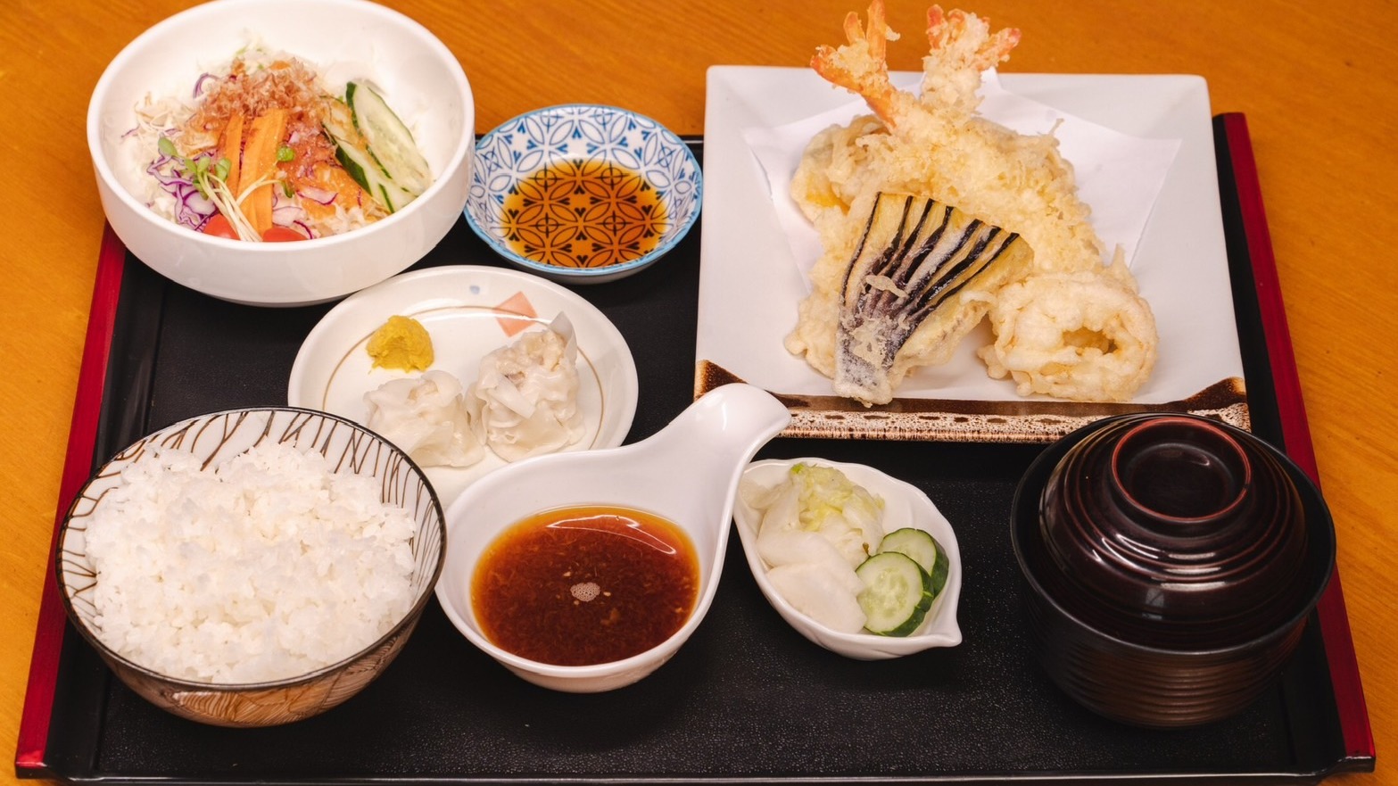 Tempura Set – With Soba or Udon

Enjoy crispy shrimp and vegetable tempura served with rice, salad, pickles, and your choice of soba or udon noodles. A perfect balance of flavor and tradition in one satisfying meal.

#Bangkok
#BangkokFood
#BangkokEats
#BangkokJapaneseFood
#BangkokRestaurant
#BangkokDining
#BangkokLife
#バンコク
#バンコクグルメ
#バンコク生活