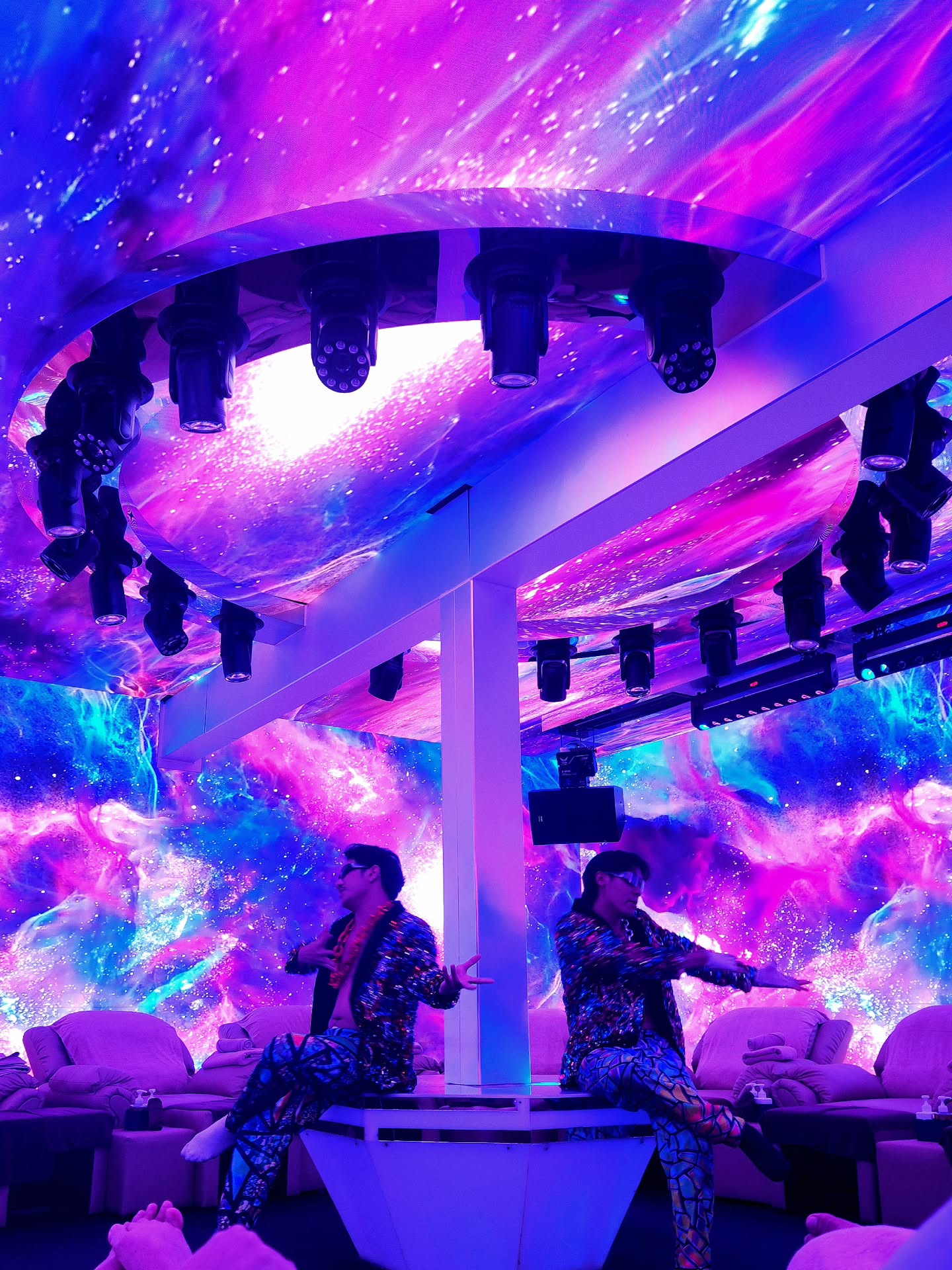 Welcome to our world of entertainment! ✨
From funny moments to emotional vibes, we take you on a journey beyond the ordinary. 
Leave everything behind and dive into the excitement! 🔥🌌
​Experience the ultimate stay at Bradbury. 🕺🚀

📍Soi Sukhunvit 61
⏰12:00-24:00
​
#BradburyMassage #Entertainment #instaworthy #Vibes