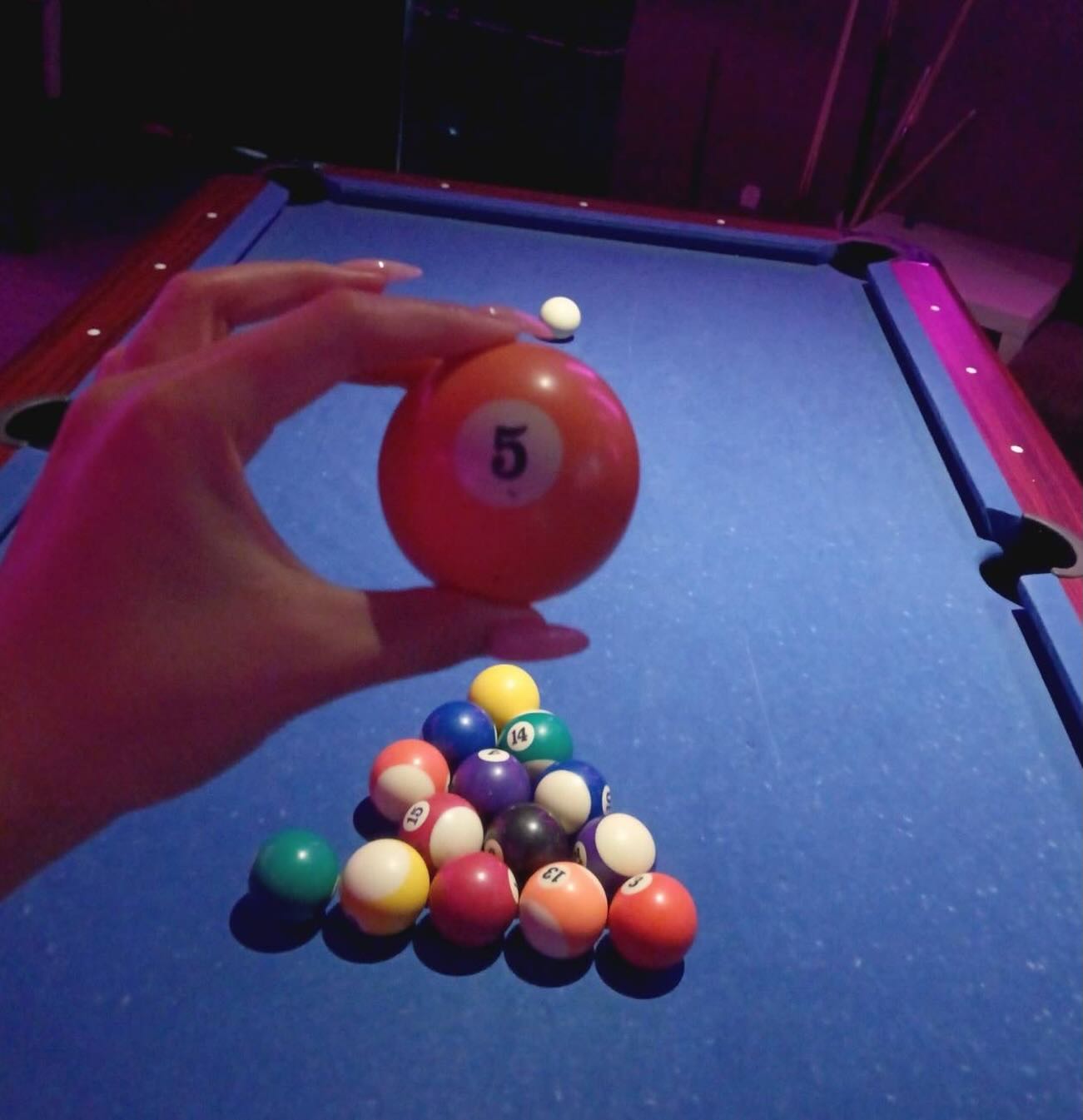 最近、1人でカラオケに行くことが人気になっていますよね🎤🎶
1人でいることで曲選びに制約がなく、自分のペースで楽しむことができます🤗
また、採点機能を利用して自分の歌唱力を高めることも可能です✨
TAMARIBA NIKAでは無料でカラオケで遊んでいただけます🥳

さらに、カラオケ以外にもダーツ🎯が一人で楽しめる活動として注目されています👀
ダーツバーには1人で集中してプレイするのにぴったりな環境が整っていることが多く、フレンドリーな対戦相手も見つかるかもしれません。初心者から経験者まで、様々なレベルで自身のスキルを磨けるのが魅力です👍🏽

心地よい音楽やゲームの世界に浸りながら、一人でも充実した時間を過ごしてみてはいかがでしょうか🍻🎶？