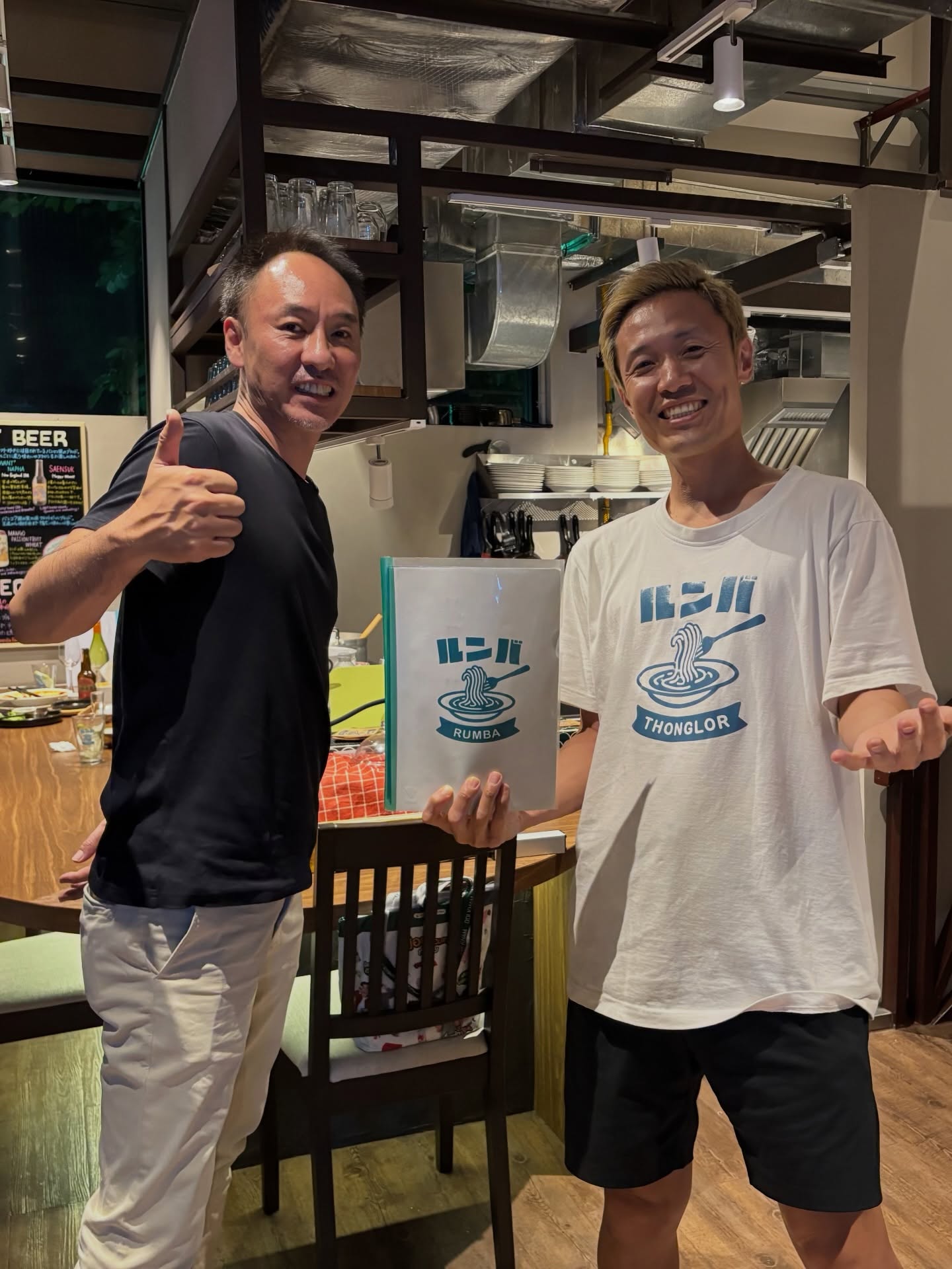 🍷
「800Baht台の美味しいワイン揃ってたら通う！」

そういう事を彼が言うので
“ルンバのボトルは899B〜🍾”
何ともケチっぽい値段設定ですが
それでも原価高い良い感じのワイン揃えました！！
僕の地元“北海道”のワインもあります！！

そしてワインに合う料理もございます！！
是非是非 夜のルンバもよろしくお願いします🙇🙇‍♂️

#トンロールンバ #トンロー #スープパスタ #🇹🇭