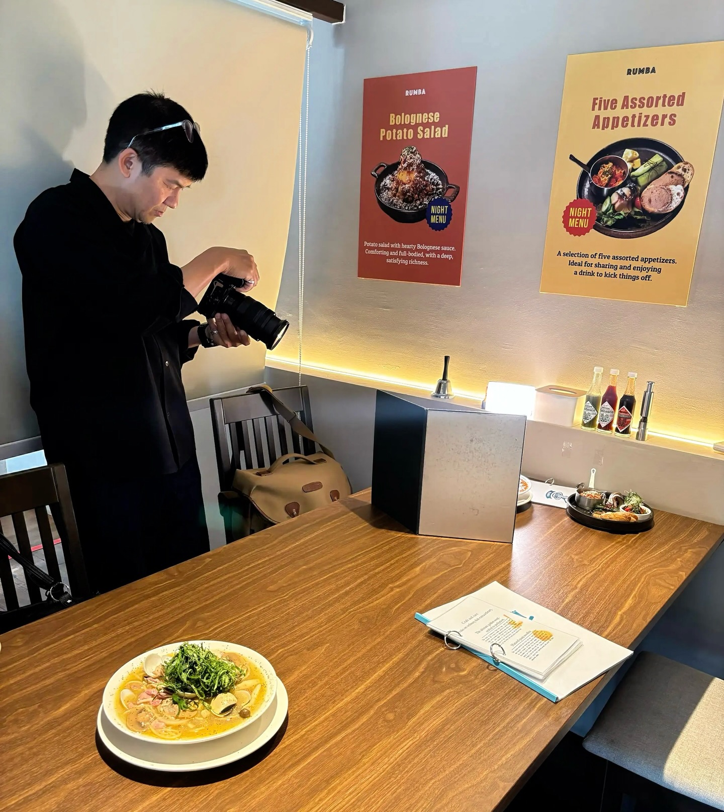 📸
昨日は🇹🇭の雑誌の撮影がありました！！

タイでは有名な雑誌📗
丸々1ページ“ルンバ”が掲載予定！！
少しでも広まってくれると嬉しいですね😃

お店もまだまだ安定していません！！
ありがたいことにランチは好調ですが
ディナータイムは全然です…是非是非夜ルンバ
ピリッとお試しくださいね♪( ´θ｀)ノ

#トンロールンバ #トンロー #スープパスタ #🇹🇭