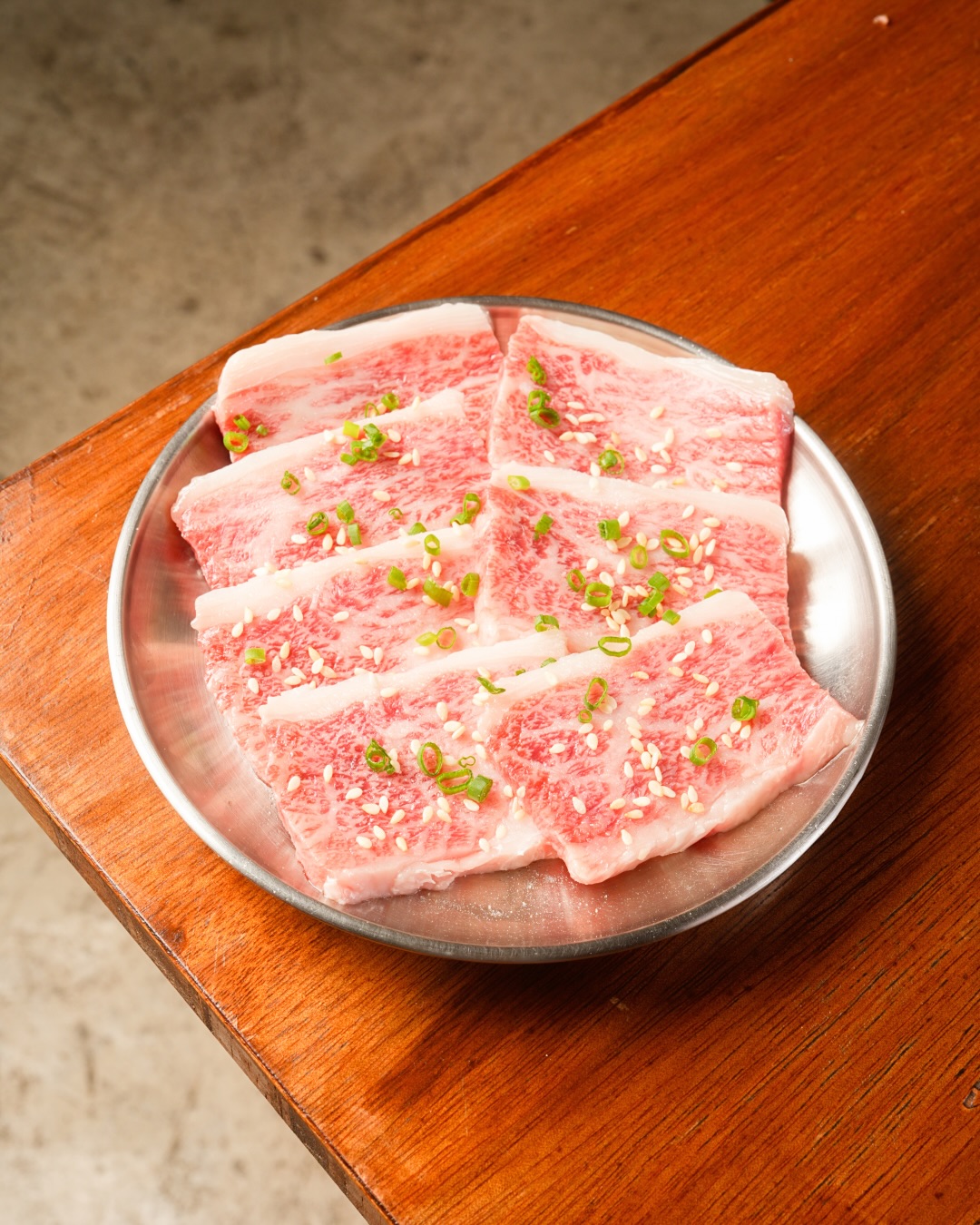 Premium Kalbi (Top-Grade Short Rib)

Beautifully marbled short rib with rich flavor and exceptional juiciness.
Grilled to bring out a perfect balance of sweetness, aroma, and melt-in-your-mouth tenderness.

คารุบิพรีเมียม (Premium Kalbi)

คารุบิลายมันสวย เนื้อนุ่ม ฉ่ำ รสหวานมันกำลังดี
ย่างแล้วหอมมาก ละลายในปากแบบเนื้อคุณภาพสูง

The aroma of charcoal.
The melt of Tottori Wagyu.
The punch of our homemade sauce.
Sukhumvit 11/1｜17:00–01:00
📞 064 126 6145