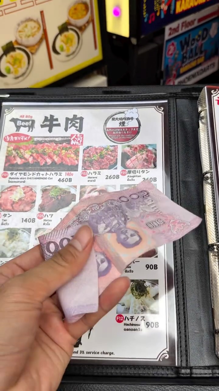 Diamond-Cut Harami

Meticulously trimmed and scored with a fine diamond cut, this harami absorbs our signature homemade sauce deeply into every groove.
Grilled over a traditional shichirin charcoal grill, it becomes beautifully aromatic on the outside and incredibly juicy on the inside.
A perfect harmony of tenderness, smokiness, and rich flavor—Kemuri’s must-try cut.

ฮารามิที่แล่เอาเส้นเอ็นออกอย่างพิถีพิถัน
ก่อนกรีดลาย ไดมอนด์คัต ให้ซอสสูตรโฮมเมดซึมเข้าเนื้อได้ลึกยิ่งขึ้น
ย่างบนเตาถ่าน ชิจิริน จนด้านนอกหอมกรุ่น ด้านในฉ่ำ นุ่มกำลังดี
กลิ่นถ่าน ความนุ่ม และรสซอสที่เข้มข้น—คือเมนูที่ต้องลองของ Kemuri

The aroma of charcoal.
The melt of Tottori Wagyu.
The punch of our homemade sauce.
Sukhumvit 11/1｜17:00–01:00
📞 064 126 6145