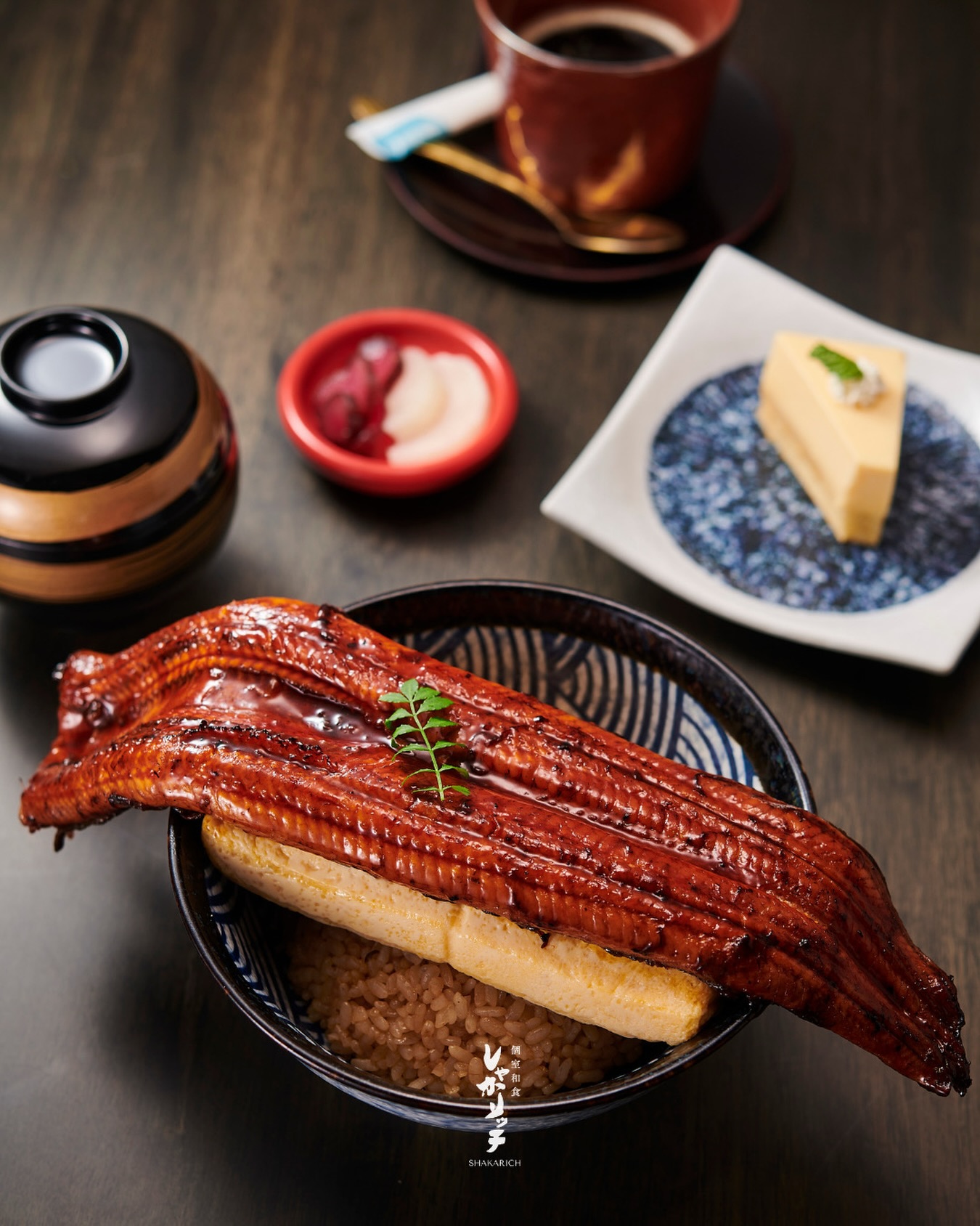 秘伝の蒲焼ダレを絡めたご飯に、
ふわふわの出汁巻き玉子と
肉厚の鰻を豪快に1本。

当店名物「鰻玉1本丼セット」
毎日 11:00–17:00（L.O.16:00）
デザート・コーヒー付き。

Signature Unagi-Tama Don.
Fluffy omelet and a full cut of premium unagi.
Served daily 11:00–17:00.

ご予約・お問い合わせはプロフィールの公式LINEまたはお電話で。
For reservations or inquiries, kindly contact us via our Official LINE in our profile or by phone.

#鰻玉丼 #うなぎ #UnagiDon #JapaneseLunch #BangkokJapanese Shakarich Surawong Thonglor BangkokFood ランチ