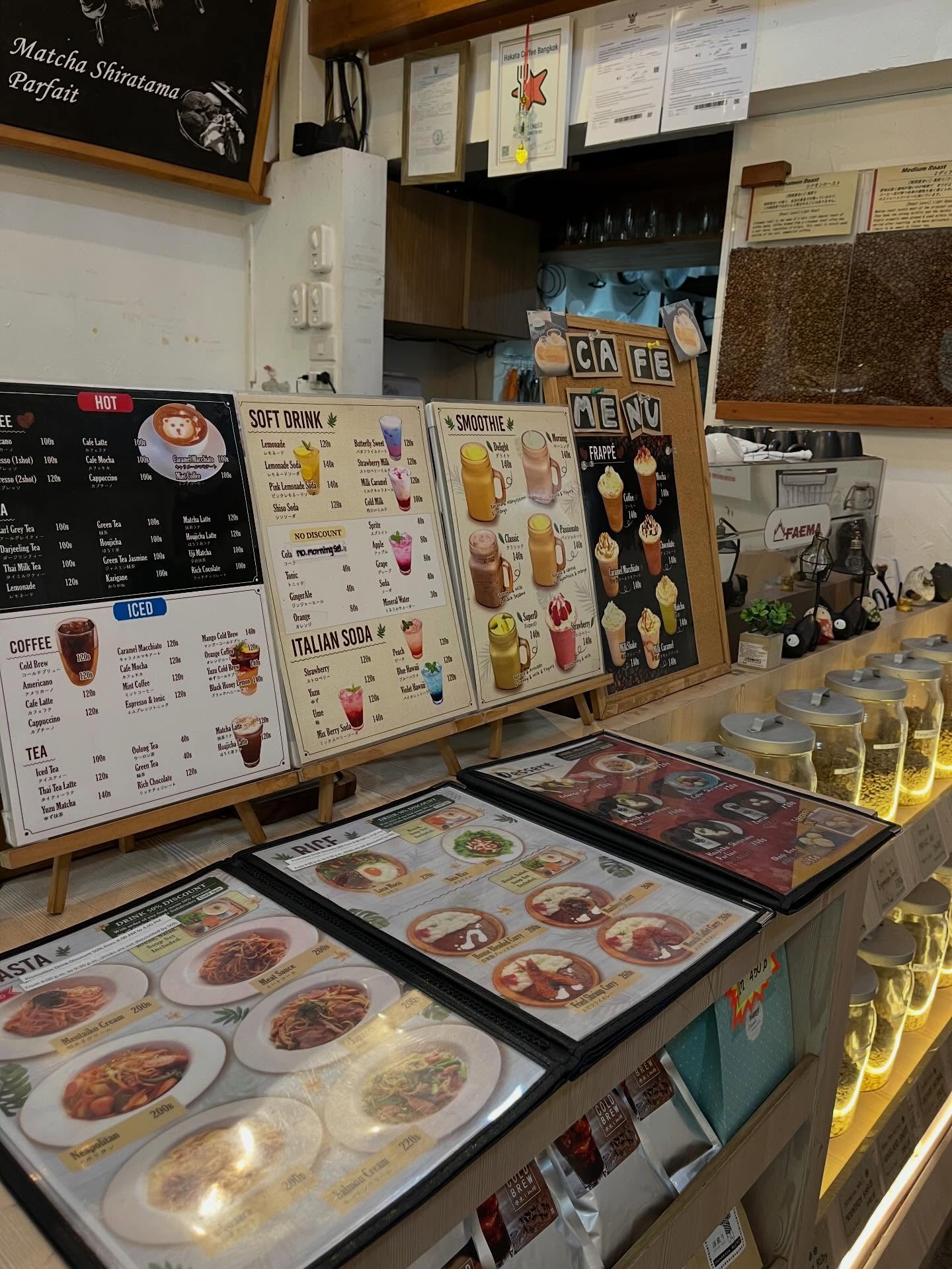 ฮากาตะ คอฟฟี่ (Hakata Coffee Bangkok)
เป็นคาเฟ่สไตล์ญี่ปุ่นที่ซ่อนตัวอยู่ในย่านสุขุมวิท
ให้บรรยากาศอบอุ่นเหมือนนั่งอยู่ในคาเฟ่ที่ประเทศญี่ปุ่นจริงๆ ร้านนี้โดดเด่นด้วยกาแฟคั่วเองและเมนูอาหารสไตล์โฮมเมดที่หลาก
หลาย
บรรยากาศและสไตล์ร้าน
• สไตล์ญี่ปุ่นแท้: ร้านตกแต่งด้วยโทนไม้ ให้ความรู้สึกเงียบสงบและเป็นส่วนตัว เหมาะ
สำหรับการมานั่งทำงานหรือพักผ่อน
• ทำเลที่ตั้ง: ตั้งอยู่ใน ซอยสุขุมวิท 35 ใกล้กับ
UFM Fuji Super และสามารถเดินจาก BTS
พร้อมพงษ์ ได้
• พื้นที่: มีทั้งโซนที่นั่งด้านในและด้านนอก (Outdoor) รวมถึงบริการ Free Wi-Fi @