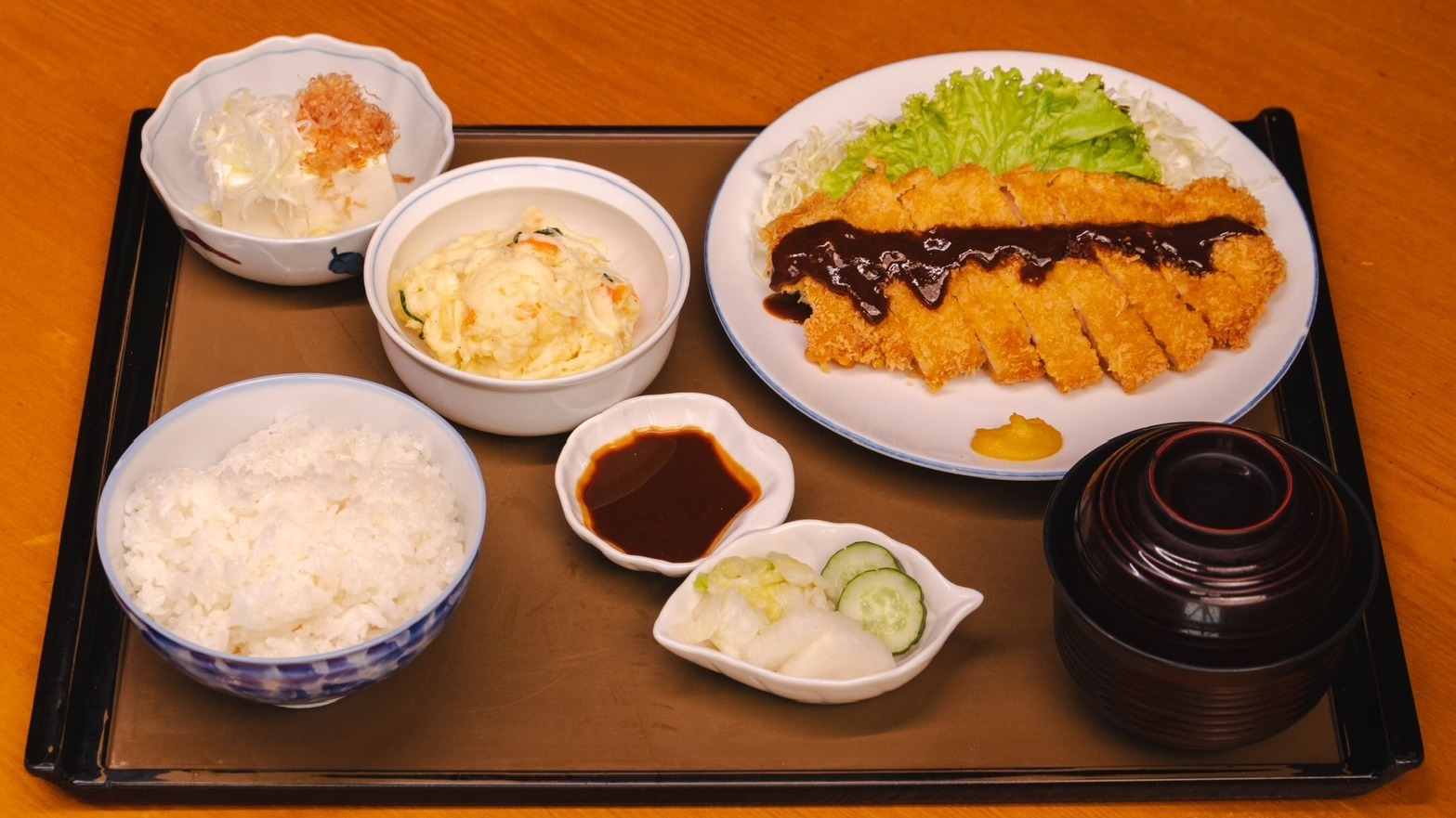 ทงคัตสึกรอบนอก เนื้อหมูนุ่มฉ่ำ รสชาติหวานมันของเนื้อหมูแผ่ซ่านเต็มคำ กลิ่นหอมชวนให้น้ำลายสอ เสิร์ฟเป็นชุดพร้อมข้าว ซุปมิโสะ และเครื่องเคียง อิ่มอร่อยครบถ้วนในเซ็ตเดียว

#ทงคัตสึ #กรอบนอกนุ่มใน #หมูทอดญี่ปุ่น #เซ็ตสุดคุ้ม #อาหารญี่ปุ่น #อร่อยบอกต่อ