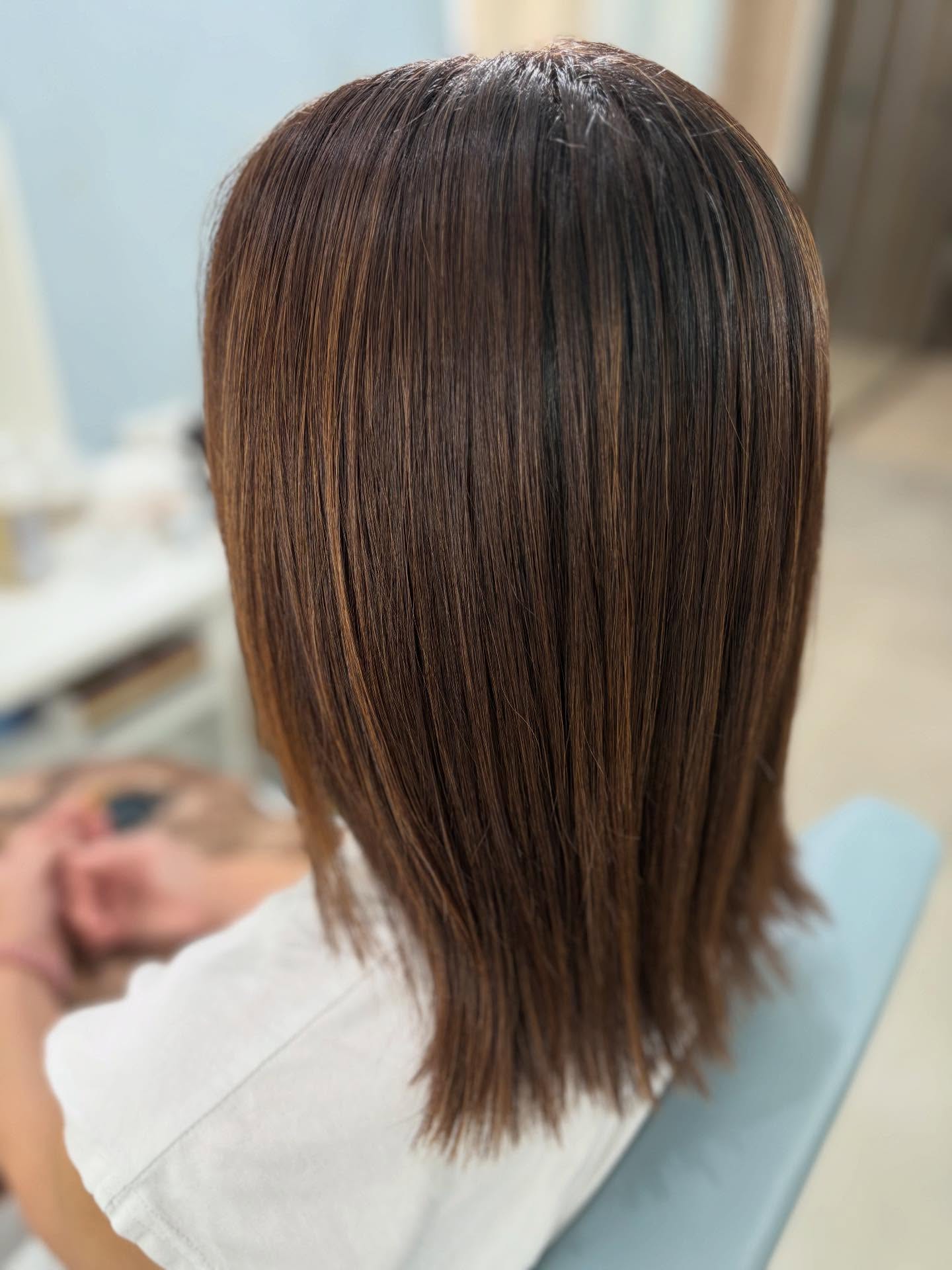 🍎🍎🍎

4ヶ月たっても腐らないと言われている、
【ウトビラースパトラウバー】のりんご幹細胞培養液を使ったトリートメント

りんご幹細胞の高い抗酸化力と自己修復力によって、ダメージやエイジングによる髪と頭皮を改善します

高級りんご幹細胞培養液100%を使用したトリートメント
脂質の補給で艶感、まとまり、サラサラな若々しい髪へ🪮

表参道、青山エリアの取り扱いサロンでは
単価15000-20000円程度　バンコクで取り扱いサロンはansRだけです♪

4,000baht

【ウトビラースパトラウバー】でぜひ検索してみてください🍎

🍎Apple Stem Cell Hair Treatment 🍎
ทรีตเมนต์ฟื้นฟูเส้นผมและหนังศีรษะระดับพรีเมี่ยมในซาลอนญี่ปุ่น

คุณจะได้สัมผัสประสบการณ์การดูแลเส้นผมแบบญี่ปุ่นที่แตกต่าง
ด้วย…ทรีตเมนต์จากเซลล์ต้นกำเนิดจากแอปเปิ้ลแท้ 100%
✨เพิ่มความชุ่มชื้นให้เส้นผม ผมนุ่มลื่น มีน้ำหนัก จัดทรงง่าย
✨บำรุงเส้นผมและหนังศีรษะอย่างล้ำลึก
✨ช่วยให้ผมดูอ่อนเยาว์และสุขภาพดีอย่างเป็นธรรมชาติ 

🎀บริการ Apple Stem Cell Hair Treatment 
ด้วยความพิถีพิถันโดยสไตลิสต์ชาวญี่ปุ่น
เฉพาะที่ ansR Hair Salon ที่เดียวเท่านั้น 🎀