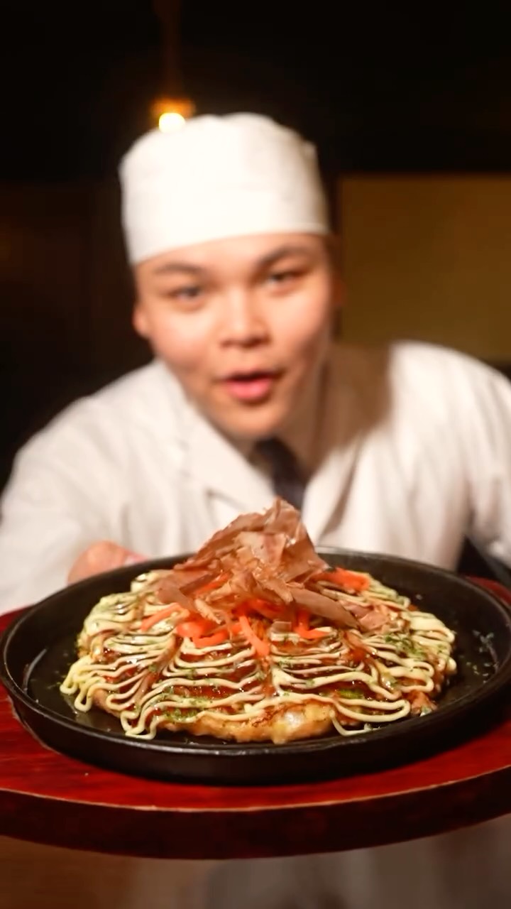 The aroma of sweet, savory sauce hits you first. Crispy on the outside, soft on the inside — every bite brings out the sweetness of cabbage and the richness of the sauce. A comforting, satisfying okonomiyaki you can enjoy anytime.

กลิ่นซอสหอมๆ ทำให้ท้องร้องตั้งแต่ยังไม่ได้กิน ด้านนอกกรอบ ด้านในนุ่ม รสหวานของกะหล่ำปลีและความเข้มของซอสเข้ากันพอดี เป็นโอโคโนมิยากิที่กินแล้วรู้สึกอิ่มอร่อยแบบสบายๆ

📍 Near BTS Nana
　 Sukhumvit 11/1 Alley
📞 Tel: 02-067-2602
⏰ 11:00–01:00

For reservations, please call or DM us.