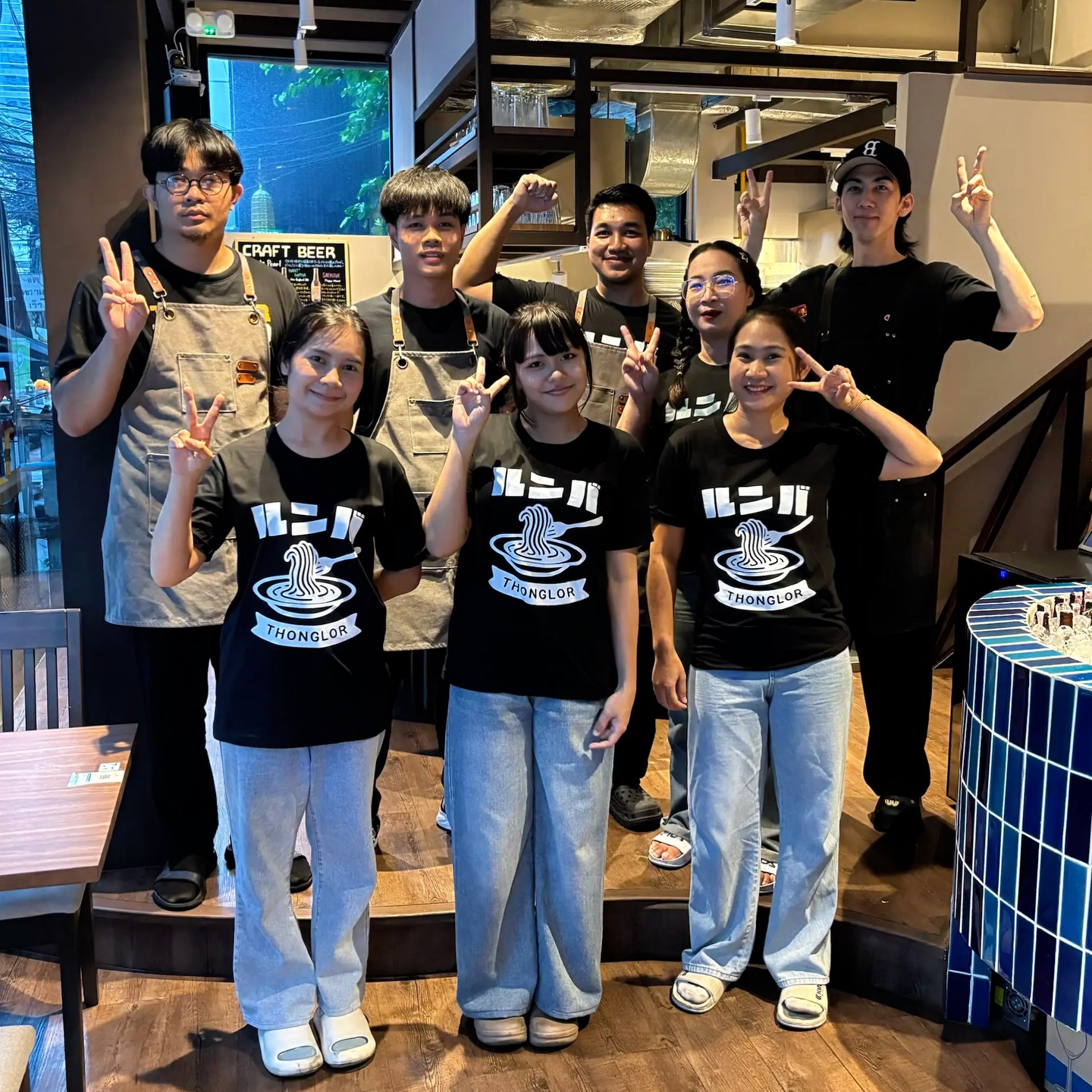 <Tシャツ完成>
“ルンバ”オリジナルTシャツできました！！
わかりやすいデザインで気に入ってます🙌🏻

📣
こちら販売しております(300Baht)
サイズ色々揃えてます(S、M、L、XL)
Tシャツ着てご来店で特典あり

是非Team Rumbaに♪( ´θ｀)ノ

#トンロールンバ #トンロー #スープパスタ #🇹🇭

今後はオリジナルウォーターと新作ステッカー
ジャイアントレモンサワー専用グラス作成予定‼️