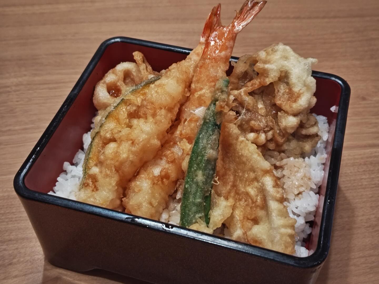 ร้านอาหารญี่ปุ่น "そば割烹 一芯 - Isshin Japanese Restaurant" ขอแนะนำเมนูที่คุณไม่ควรพลาดในฤดูกาลนี้ นั่นก็คือ"Tempura Rice Bowl”ซึ่งเป็นจานที่เต็มไปด้วยความอร่อยและความสดใหม่ที่สามารถสร้างความประทับใจให้กับคุณได้อย่างแน่นอน

กล่องข้าวเทมปุระของเราผสมผสานความอร่อยของเทมปุระกรอบกรุบ ที่ทำจากวัตถุดิบสดใหม่ อาทิ กุ้งตัวโตและผักตามฤดูกาล เช่น ฟักทองและมันฝรั่ง ที่นำมาชุบแป้งสูตรพิเศษและทอดจนได้สีทองกรอบ พร้อมเสิร์ฟมาในกล่องข้าวที่สวยงาม

การเพิ่มความอร่อยยังไม่หมดเพียงเท่านี้ เพราะเรายังมีข้าวญี่ปุ่นหอมมะลิชั้นดี ที่จะช่วยเสริมรสชาติของเทมปุระให้กลมกลืนกันอย่างลงตัว นอกจากนี้ยังมีน้ำจิ้มสูตรเฉพาะที่เข้มข้น ช่วยเพิ่มความอร่อยให้กับทุกคำที่คุณรับประทาน

สำหรับราคา กล่องข้าวเทมปุระของเราขายในราคาที่สมเหตุสมผลทำให้คุณสามารถสัมผัสประสบการณ์การทานอาหารญี่ปุ่นแท้ๆ ได้อย่างคุ้มค่า

หากคุณกำลังมองหาอาหารที่เต็มไปด้วยรสชาติและคุณภาพในบรรยากาศที่อบอุ่น อย่าพลาดที่จะมาเยี่ยมชม "そば割烹 一芯 - Isshin Japanese Restaurant" เพื่อสัมผัสประสบการณ์การทานอาหารที่คุณจะไม่มีวันลืม! 
#isshin #japanesefood