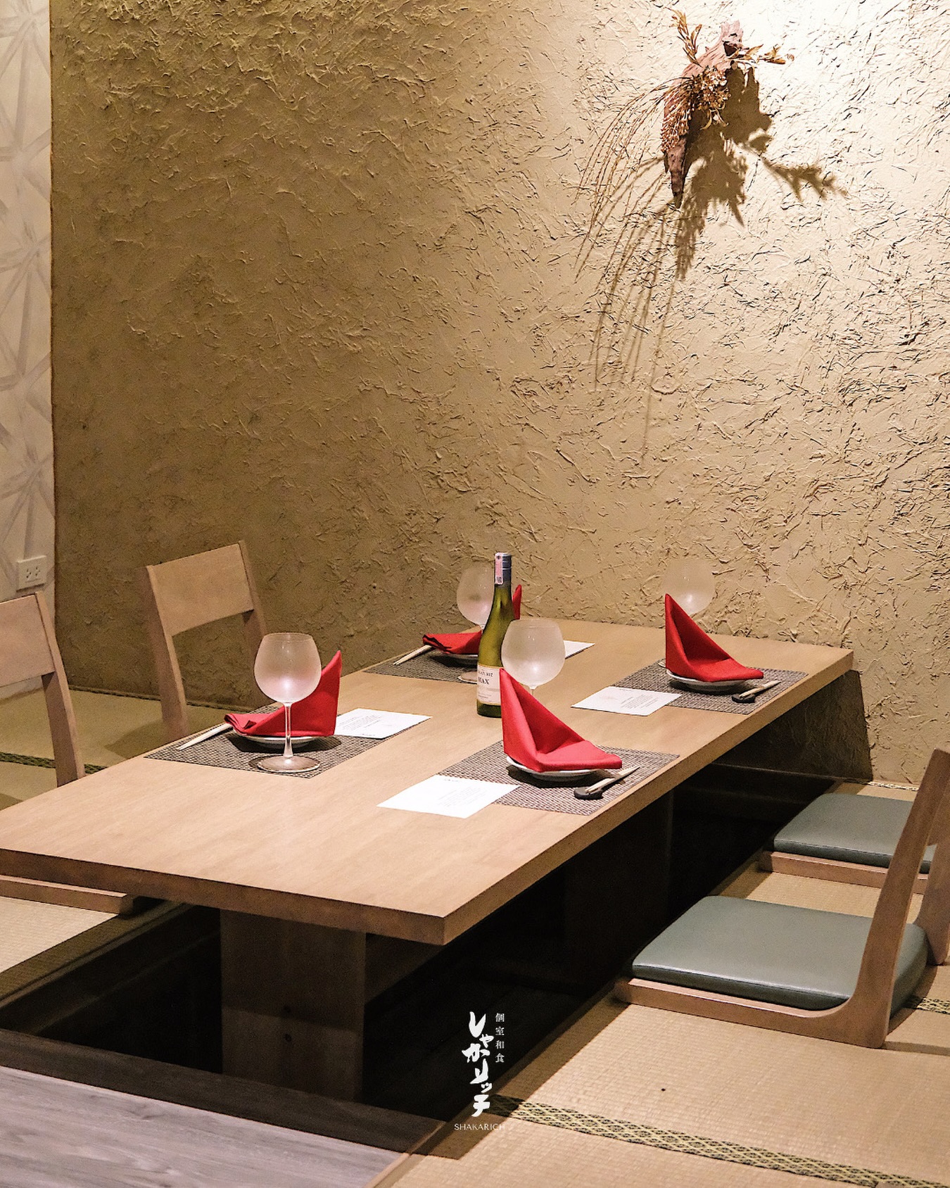 落ち着いた和の個室空間。
接待やご会食、大切なひとときに。

周囲を気にせず、
ゆったりとお食事をお楽しみいただけます。

上質な時間を、しゃかリッチで。

Private dining rooms in a refined Japanese setting.
Ideal for business dinners, gatherings, and special occasions.

Enjoy your meal in complete privacy
with a calm and elegant atmosphere.

ご予約・お問い合わせはプロフィールの公式LINEまたはお電話で。
For reservations or inquiries, kindly contact us via our Official LINE in our profile or by phone.