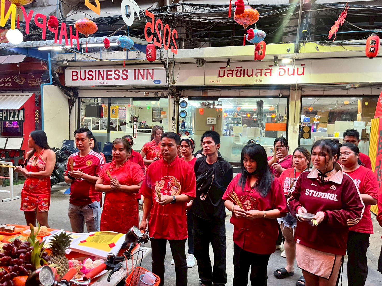 Lunar New Year blessings 🧧🙏
A quiet ceremony.
Good intentions.
Bright hopes for the year ahead ✨🏮

Wishing everyone prosperity and happiness 🍊

พรปีใหม่ตรุษจีน 🧧🙏
พิธีเล็ก ๆ
ความตั้งใจดี ๆ
ความหวังสว่างไสวสำหรับปีใหม่นี้ ✨🏮

ขอให้ทุกคนมั่งคั่งและมีความสุข 🍊

#OrangeBarBangkok #LunarNewYear #ChineseNewYear #GoodVibes