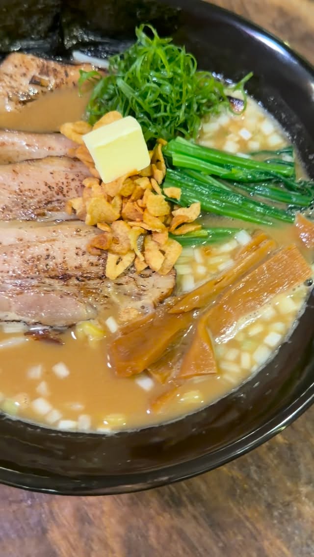 🍜 黒豚角煮チャーシュー味噌ラーメン

ราเมงมิโสะซุปเข้มข้น
ซุปกระดูกหมูและไก่เคี่ยวจนเป็นน้ำซุปสีขาวหอมมัน
ผสมน้ำมิโสะจากเกียวโต รสลึกกลมกล่อม
ท็อปด้วยหมูสามชั้นตุ๋นบัลซามิก ถั่วงอก ผักโขม ต้นหอม กระเทียม และเม็นมะ

和食料理人が作る、黒豚角煮チャーシュー味噌ラーメン。
豚骨と鶏ガラの白湯スープに、京都産味噌を合わせた深みのある味わい。
麺はコシのある中太麺。
バルサミコで煮込んだ角煮チャーシューが旨味を引き立てます。

Rich Miso Ramen with braised Kagoshima pork.
A deep white broth made from pork & chicken bones,
blended with Kyoto miso, paired with firm medium noodles
and balsamic-braised pork chashu.

ご予約・お問い合わせはお電話または公式LINEよりお願いいたします。
For reservations or inquiries, please contact us by phone or via our Official LINE.

#Ramen #MisoRamen #JapaneseChef #PorkChashu #BangkokRamen Shakarich Thonglor Surawong JapaneseCuisine NoodleLovers