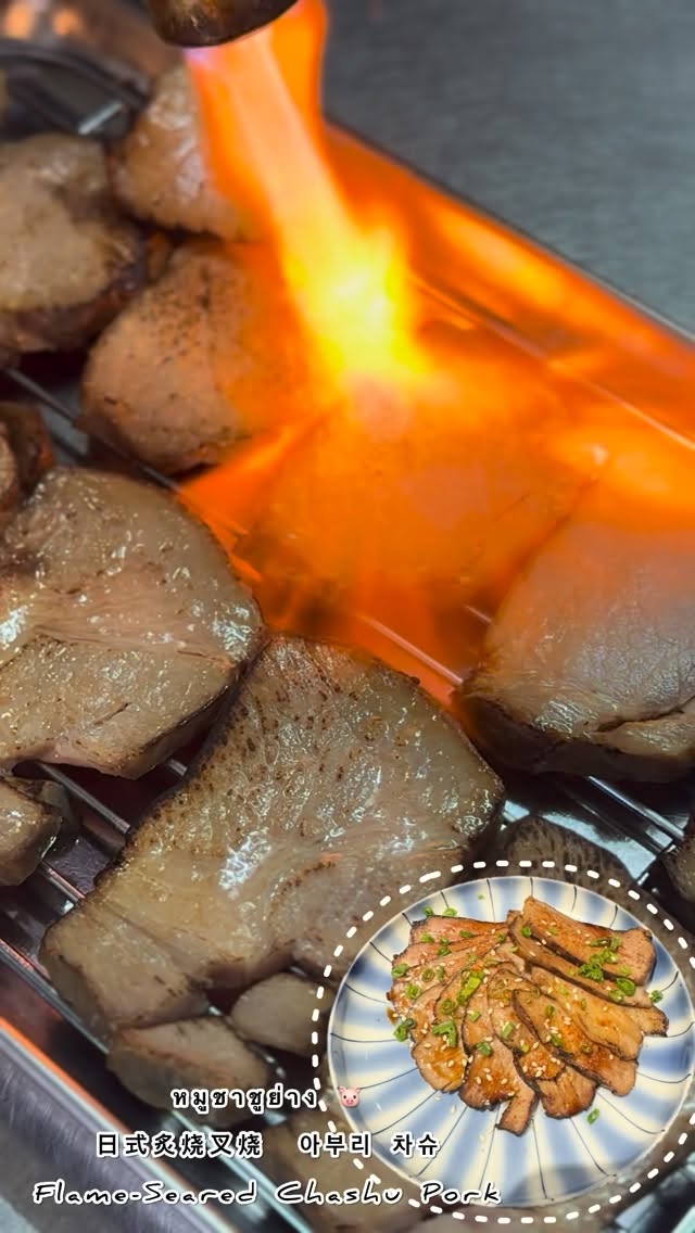 ลองจินตนาการถึงหมูชาบูย่างที่เบิร์นไฟได้แบบพอดีๆ หอมกรุ่นทุกคำ ทุกชิ้นเนื้อมาพร้อมซอสสูตรพิเศษที่ทำให้รสชาติลงตัวแบบไม่เหมือนใคร 🥓✨ ไม่ว่าคุณจะชอบหมูไหม้ไฟหรือเนื้อสุกยังไง ซอสนี้ก็ครองใจได้ง่ายๆ เพราะมันออกแบบมาเพื่อเติมเต็มทุกสัมผัสของรสชาติ 😋🔥

อย่ารอช้า! มาเพลิดเพลินกับมื้อพิเศษนี้ที่ผนึกเอาส่วนผสมชั้นยอดกับเทคนิคการย่างแบบมีระดับ ที่จะทำให้คุณและเพื่อนๆ ต้องกลับมาลองอีกครั้งแน่นอน🍴🎉

やき加減がちょうど良い香ばしい豚しゃぶを想像してみてください。一口ごとに芳醇な香りが広がります。すべてのお肉には特別なレシピのソースが添えられていて、他にはない絶妙な味わいを生み出しています 🥓✨ 炎で炙った豚肉が好きでも、しっかり焼いたお肉が好きでも、このソースはすぐに心をつかむことでしょう。なぜなら、すべての味覚を満たすためにデザインされているからです😋🔥

迷わずに！厳選された素材と格上のグリル技法が融合したこの特別な食事をぜひご堪能ください。きっとあなたとお友達は、またもう一度味わいに戻ってきたくなるはずです🍴🎉

#หมูชาบูย่าง
#ซอสสูตรพิเศษ
#อร่อยทุกคำ
#ห้ามพลาด
#Chofu