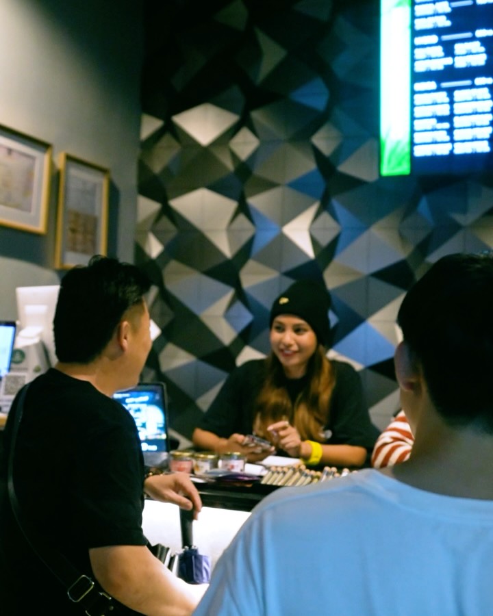 Thailand × Japan Hip-Hop Connection 🇹🇭🇯🇵
Highest In The Room Vol.3 is coming!

For the first time in Bangkok, Japan’s rising hip-hop star 7 (Nana) hits the stage 🔥

Presented by Japan’s top hip-hop producer VLOT and Thailand’s own T-DOUBLE E, this special collaboration also brings performances from FIIXD and DJ JETSKEE.

Don’t miss this cross-border hip-hop experience.
See you on the dance floor.

🗓 1/21 Saturday
⏰ 21:00 – Late

#hiphopparty #partyinbangkok #tomodachi #nightlife #hiphoplives