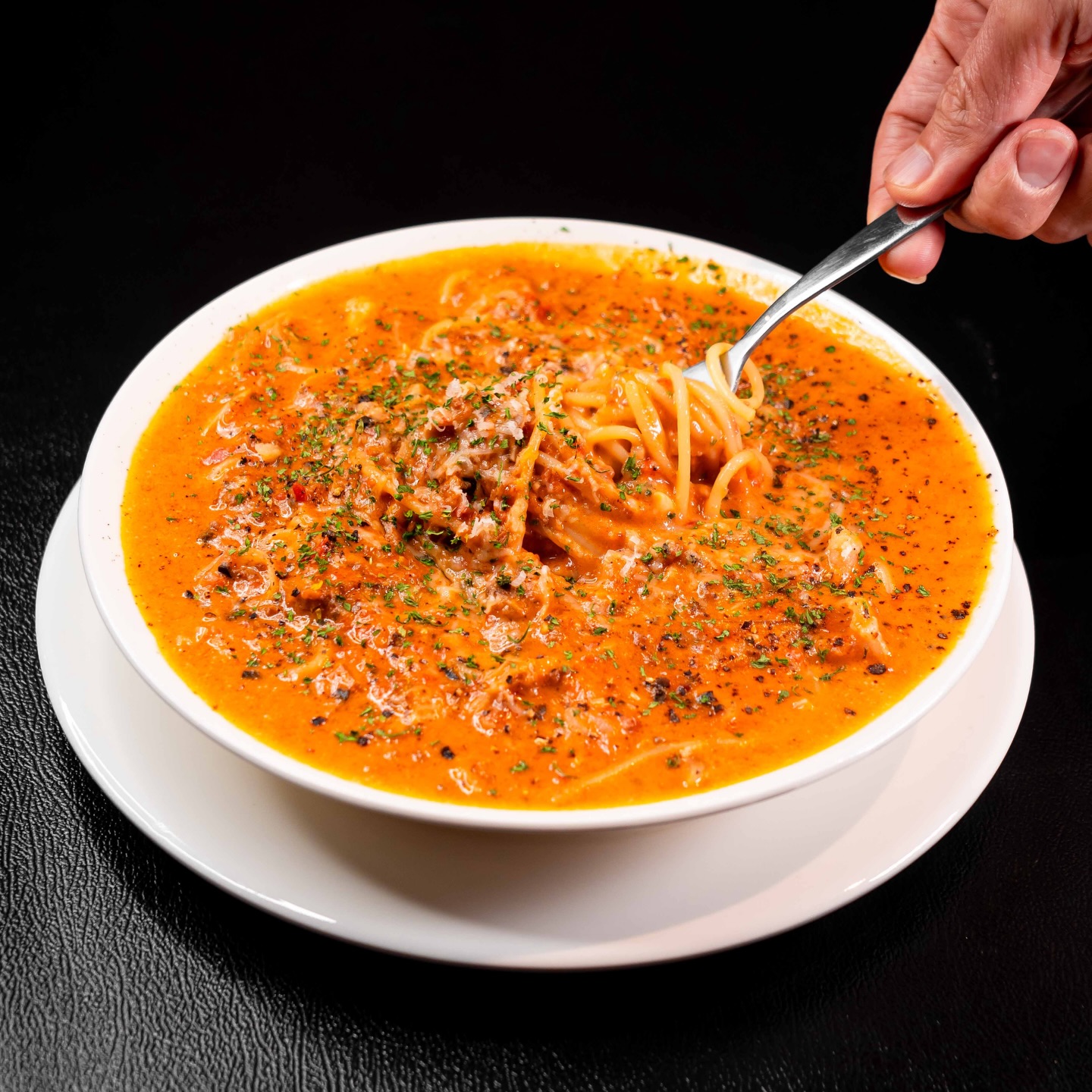 🦐
“恋する海老トマトクリーム“
320Baht

”ボンゴレ中毒“に次いで現在2番人気👏🏻
濃厚なスープに海老の出汁が効いて美味しい😋
バゲットトッピングがオススメです！！

※現在クーポン使用で🥖無料ですよ！！
詳しくはLINE@登録してみてね！！

昨夜の営業は たくさんのお客さんご来店で最高でした‼️
そんな日をもっと増やしたい‼️皆様、是非是非
ルンバご来店よろしくお願いします🙇‍♂️🙇‍♂️

#トンロールンバ #トンロー #スープパスタ #🇹🇭