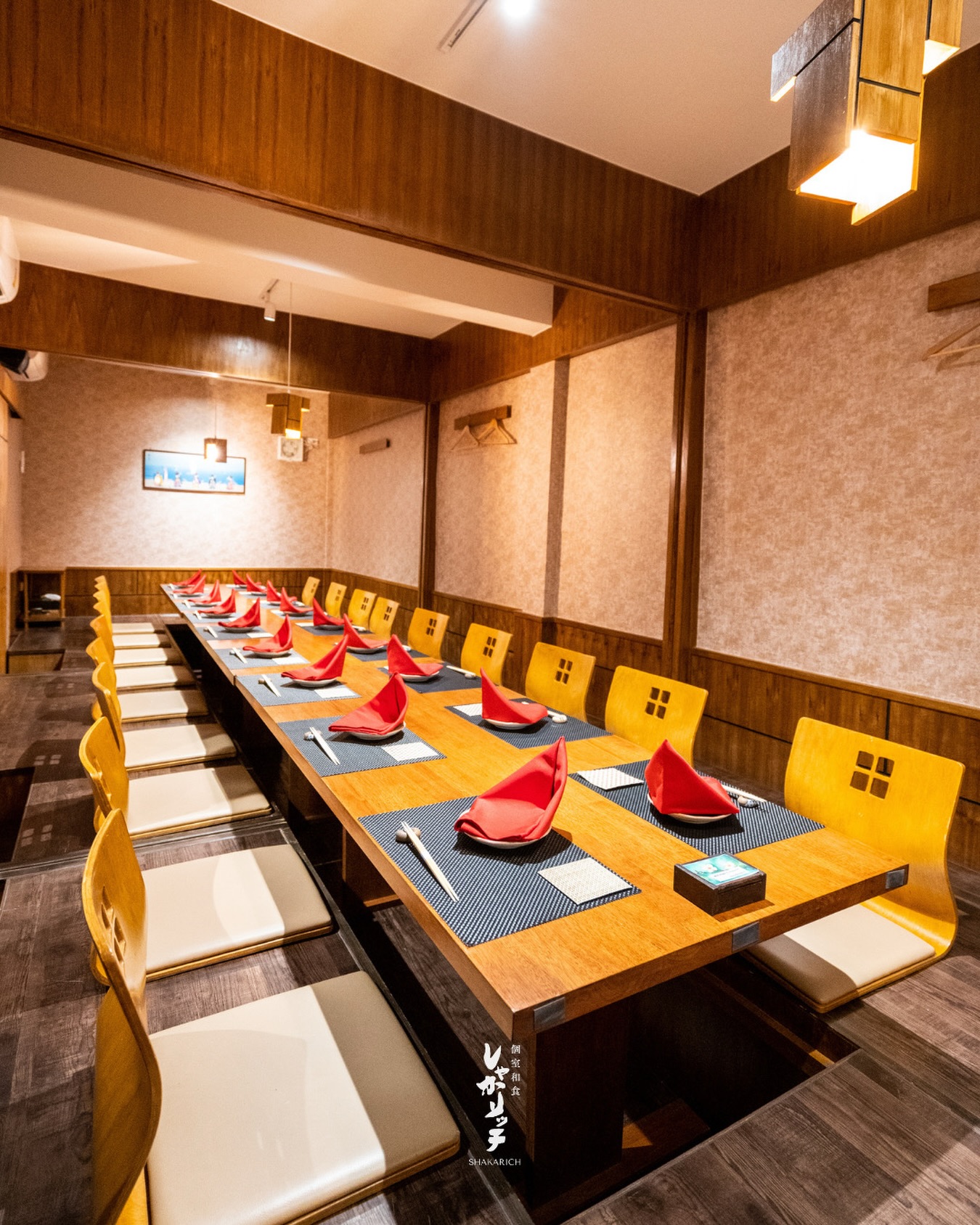 落ち着いた和の個室空間。
接待やご会食、大切なひとときに。

周囲を気にせず、
ゆったりとお食事をお楽しみいただけます。

上質な時間を、しゃかリッチで。

Private dining rooms in a refined Japanese setting.
Ideal for business dinners, gatherings, and special occasions.

Enjoy your meal in complete privacy
with a calm and elegant atmosphere.

ご予約・お問い合わせはプロフィールの公式LINEまたはお電話で。
For reservations or inquiries, kindly contact us via our Official LINE in our profile or by phone.