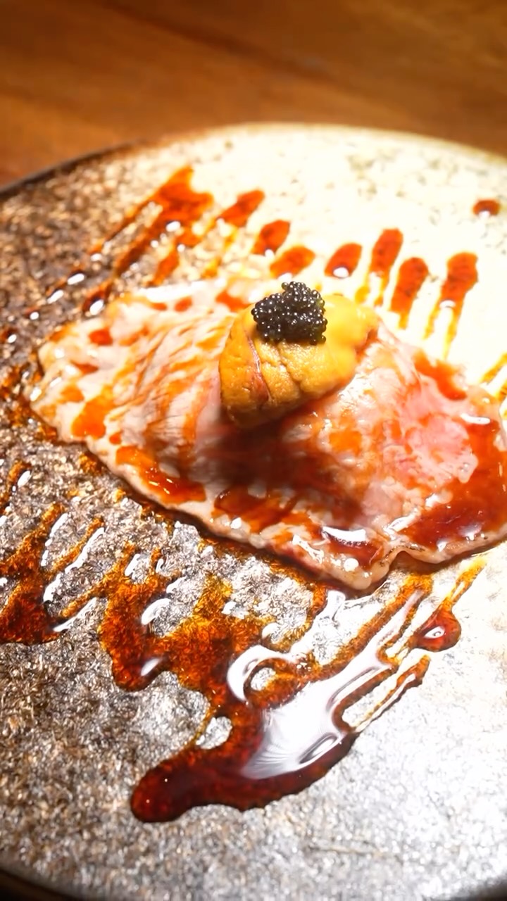 Lightly torched wagyu releases a rich, buttery aroma the moment it hits the plate. Each bite melts together with the sushi rice, creating a simple but unforgettable flavor. One piece is never enough.

วากิวอาบูริที่พอแตะไฟก็หอมขึ้นมาทันที ไขมันละมุนๆ เข้ากับข้าวซูชิแบบพอดี กินคำเดียวก็อยากหยิบอีก เรียบง่ายแต่อร่อยมาก

📍 Near BTS Nana
　 Sukhumvit 11/1 Alley
📞 Tel: 02-067-2602
⏰ 11:00–01:00

For reservations, please call or DM us.