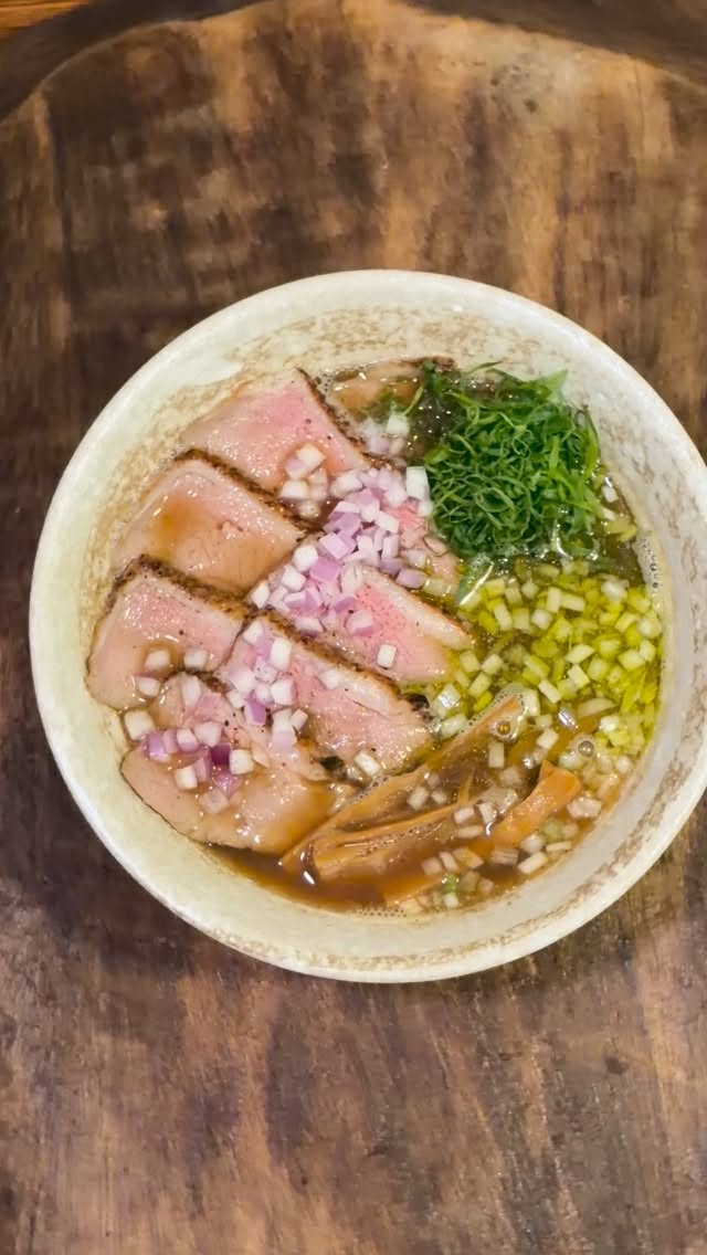 🍜 鴨ネギ煮干しラーメン

ราเมงเป็ดและปลาตัวเล็กกลิ่นหอมลึก
ซุปเข้มข้นจากเป็ด ไก่ ปลาแห้ง และน้ำสต็อกทะเล
เส้นบางหนึบ พร้อมอกเป็ดรมควันนุ่มฉ่ำ

和食料理人の技が光る。
旨みを重ねた鴨ネギ煮干しラーメン。
鴨肉・鶏ガラ・煮干し・魚介を合わせた深い味わいのスープに、
コシのある細麺と鴨の燻製チャーシューを添えた一杯です。

Duck & Niboshi Ramen crafted by Japanese chefs.
A layered broth of duck, chicken bones, niboshi, and seafood essence,
served with firm thin noodles and smoked duck chashu.

ご予約・お問い合わせはお電話または公式LINEよりお願いいたします。
For reservations or inquiries, please contact us by phone or via our Official LINE.

#Ramen #DuckRamen #JapaneseChef #BangkokRamen #Shakarich NiboshiBroth TokyoStyleRamen Thonglor Surawong JapaneseCuisine